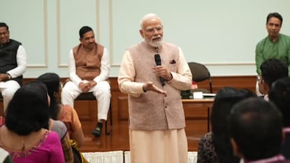 జాతీయ ఉత్తమ ఉపాధ్యాయ అవార్డు గ్రహీతలతో మోదీ జాతీయ ఉత్తమ ఉపాధ్యాయ అవార్డు గ్రహీతలతో మోదీ
