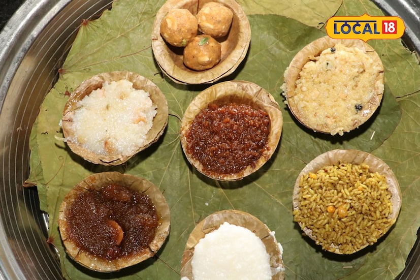 వీటితో పాటు లడుకం (లడ్డు), మాషాపూపం (వడ), గుడప్పం (అప్పం), చక్రప్పం (దోశ) వంటి నాలుగు రకాల పణ్యారములను నివేదిస్తారు.<br />రెండో గంట అనంతరం మధ్యాహ్న నైవేద్యం లేదా రాజభోగాన్ని నిర్వహిస్తారు. ఈ సమయంలో శుద్ధాన్నం (తెల్ల అన్నం), పులిహోర, గుడాన్నం, దధ్యోదనం, శీరా లేదా శక్కరభాత్ వంటి ప్రసాదాలను సమర్పిస్తారు. మూడో గంట అనంతరం రాత్రి నైవేద్యంగా శయనభోగాన్ని నిర్వహించి, మరీచ్యాన్నం (మిరియాల అన్నం), చక్రప్పం (దోశ), లడుకం (లడ్డు), మాషాపూపం (వడ), శర్కరాన్నం తదితర ప్రసాదాలను స్వామివారికి నివేదిస్తారు. వీటితో పాటు లడుకం (లడ్డు), మాషాపూపం (వడ), గుడప్పం (అప్పం), చక్రప్పం (దోశ) వంటి నాలుగు రకాల పణ్యారములను నివేదిస్తారు.<br />రెండో గంట అనంతరం మధ్యాహ్న నైవేద్యం లేదా రాజభోగాన్ని నిర్వహిస్తారు. ఈ సమయంలో శుద్ధాన్నం (తెల్ల అన్నం), పులిహోర, గుడాన్నం, దధ్యోదనం, శీరా లేదా శక్కరభాత్ వంటి ప్రసాదాలను సమర్పిస్తారు. మూడో గంట అనంతరం రాత్రి నైవేద్యంగా శయనభోగాన్ని నిర్వహించి, మరీచ్యాన్నం (మిరియాల అన్నం), చక్రప్పం (దోశ), లడుకం (లడ్డు), మాషాపూపం (వడ), శర్కరాన్నం తదితర ప్రసాదాలను స్వామివారికి నివేదిస్తారు.