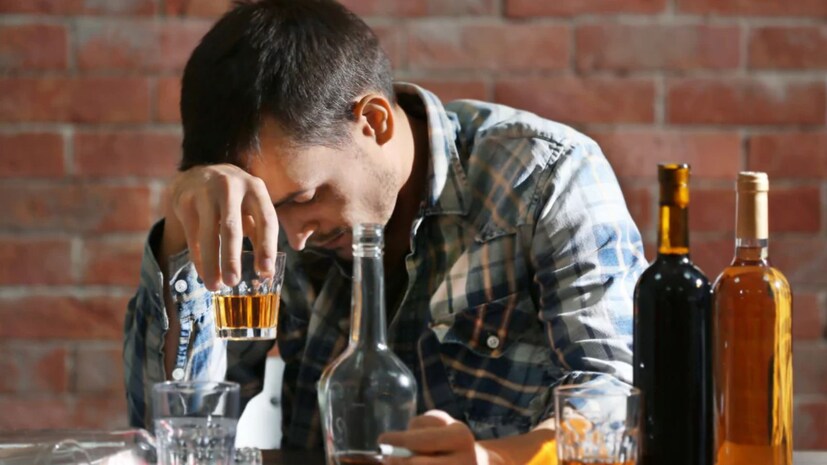 Alcohol Food: పార్టీలు లేదా వేడుకల సమయంలో ఆల్కహాల్ తీసుకునే అలవాటు ఉన్నవారు తరచుగా ఎదుర్కొనే ప్రధాన సమస్యలు అసిడిటీ, కడుపులో మంట, వాంతులు, మరుసటి రోజు వచ్చే తీవ్రమైన హ్యాంగోవర్. పరగడుపున లేదా ఖాళీ కడుపుతో మద్యం సేవించడం వల్ల ఆల్కహాల్ నేరుగా రక్తప్రవాహంలోకి అత్యంత వేగంగా కలిసిపోయి కాలేయం, జీర్ణవ్యవస్థపై తీవ్ర ఒత్తిడిని కలిగిస్తుందని 12 ఏళ్లకు పైగా అనుభవం ఉన్న చందానగర్ మెడికవర్ హాస్పిటల్స్ కన్సల్టెంట్ గ్యాస్ట్రోఎంటరాలజిస్ట్ & హెపటాలజిస్ట్ డాక్టర్ సబ్బు సూర్య ప్రకాష్ వివరిస్తున్నారు. ఆల్కహాల్ శరీరంలో నెమ్మదిగా శోషించబడటానికి, శరీరం డీహైడ్రేషన్ బారిన పడకుండా ఉండటానికి మద్యం తాగడానికి ముందు తీసుకోవాల్సిన ఉత్తమ ఆహారాల వివరాలు ఇప్పుడు క్లియర్ గా తెలుసుకుందాం.