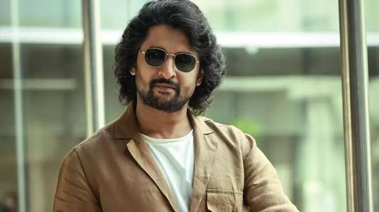 టాలీవుడ్‌లో ఎలాంటి బ్యాగ్రౌండ్ లేకుండా అడుగుపెట్టి, తన అద్భుతమైన నటనతో 'నేచురల్ స్టార్'గా ఎదిగిన హీరో నాని. పక్కింటి కుర్రాడి ఇమేజ్‌తో యూత్‌లో, ముఖ్యంగా మహిళా ప్రేక్షకుల్లో విశేషమైన ఫాలోయింగ్ సొంతం చేసుకున్న ఆయన ప్రయాణం ఎంతో స్ఫూర్తిదాయకం. నాని అసలు పేరు నవీన్ బాబు. ఇండస్ట్రీకి రాకముందు రేడియో జాకీగా (RJ) కెరీర్ ప్రారంభించి, ఆ తర్వాత బాపు, శ్రీను వైట్ల వంటి దిగ్గజ దర్శకుల వద్ద అసిస్టెంట్ డైరెక్టర్‌గా పనిచేశారు.