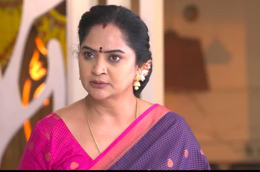 విరాట్ కూడా చంద్రపై తనకున్న ప్రత్యేక నమ్మకాన్ని వ్యక్తం చేస్తూ, "నువ్వు నా కోసం వచ్చావు, లేకపోతే నేను ఏమైపోయేవాడినో" అని ఆందోళన వ్యక్తం చేస్తాడు. వీరి వల్ల విరాట్కు మేలు జరుగుతుందని భావించిన దాక్షాయణి, చంద్ర మరియు మదన్లను ఇంట్లోనే ఉండేందుకు అనుమతి ఇస్తుంది. అయితే ఇది సహించలేని శ్రీజ, "నా కాబోయే భర్తతో ఎక్కువ చనువుగా ఉండొద్దు" అని చంద్రను బెదిరించడం కొత్త వివాదానికి దారితీసేలా ఉంది. (Photo Credit: Ninnu Kori Serial Star Maa / Jio + Hotstar) విరాట్ కూడా చంద్రపై తనకున్న ప్రత్యేక నమ్మకాన్ని వ్యక్తం చేస్తూ, "నువ్వు నా కోసం వచ్చావు, లేకపోతే నేను ఏమైపోయేవాడినో" అని ఆందోళన వ్యక్తం చేస్తాడు. వీరి వల్ల విరాట్కు మేలు జరుగుతుందని భావించిన దాక్షాయణి, చంద్ర మరియు మదన్లను ఇంట్లోనే ఉండేందుకు అనుమతి ఇస్తుంది. అయితే ఇది సహించలేని శ్రీజ, "నా కాబోయే భర్తతో ఎక్కువ చనువుగా ఉండొద్దు" అని చంద్రను బెదిరించడం కొత్త వివాదానికి దారితీసేలా ఉంది. (Photo Credit: Ninnu Kori Serial Star Maa / Jio + Hotstar)