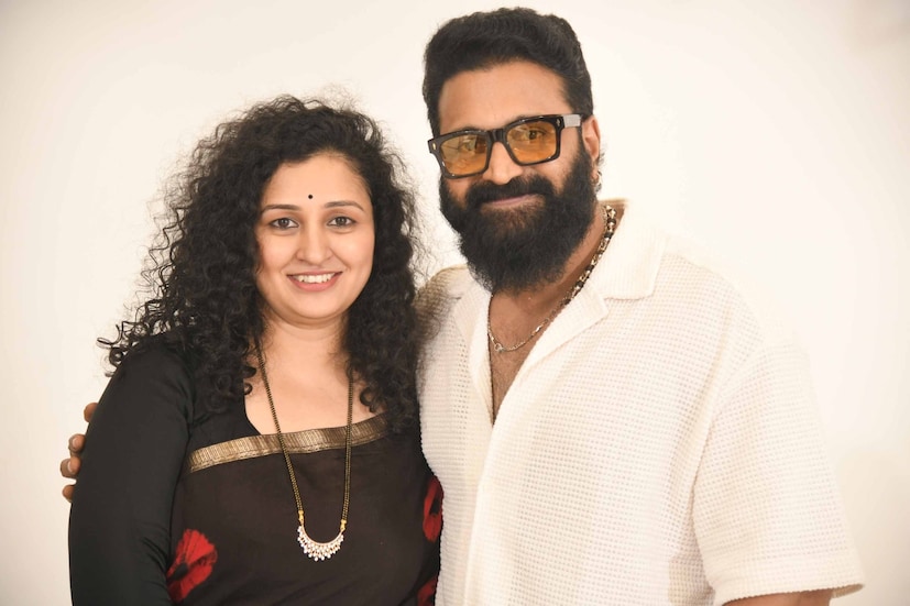 ఫిల్మ్ డైరెక్షన్లో డిప్లొమా పూర్తి చేసిన రిషబ్.. తర్వాత క్లాప్ బాయ్, స్పాట్ బాయ్, అసిస్టెంట్ డైరెక్టర్గా తెరవెనుక పనిచేశాడు. 2012లో తుగ్లక్ సినిమాతో విలన్గా సిల్వర్ స్క్రీన్పైకి ఎంట్రీ ఇచ్చాడు. 2016లో ‘రికీ’తో దర్శకుడిగా పరిచయమయ్యాడు. రిషబ్ ‘కిరిక్ పార్టీ’, ‘బెల్ బాటమ్’, ‘గరుడ గమన వృషభ వాహన’ వంటి పాపులర్ సినిమాల్లో యాక్ట్ చేశాడు. ఇప్పటివరకు అత్యధిక వసూళ్లు సాధించిన రెండో కన్నడ సినిమాగా నిలిచిన ‘కాంతార’ డైరెక్టర్, హీరో కూడా అతడే. ఈ వెర్సటైల్ యాక్టర్ కెరీర్లో ఇప్పటికే మూడుసార్లు జాతీయ అవార్డు గెలుచుకున్నాడు. ఇందులో కాంతార కూడా ఉంది. ఫిల్మ్ డైరెక్షన్లో డిప్లొమా పూర్తి చేసిన రిషబ్.. తర్వాత క్లాప్ బాయ్, స్పాట్ బాయ్, అసిస్టెంట్ డైరెక్టర్గా తెరవెనుక పనిచేశాడు. 2012లో తుగ్లక్ సినిమాతో విలన్గా సిల్వర్ స్క్రీన్పైకి ఎంట్రీ ఇచ్చాడు. 2016లో ‘రికీ’తో దర్శకుడిగా పరిచయమయ్యాడు. రిషబ్ ‘కిరిక్ పార్టీ’, ‘బెల్ బాటమ్’, ‘గరుడ గమన వృషభ వాహన’ వంటి పాపులర్ సినిమాల్లో యాక్ట్ చేశాడు. ఇప్పటివరకు అత్యధిక వసూళ్లు సాధించిన రెండో కన్నడ సినిమాగా నిలిచిన ‘కాంతార’ డైరెక్టర్, హీరో కూడా అతడే. ఈ వెర్సటైల్ యాక్టర్ కెరీర్లో ఇప్పటికే మూడుసార్లు జాతీయ అవార్డు గెలుచుకున్నాడు. ఇందులో కాంతార కూడా ఉంది.