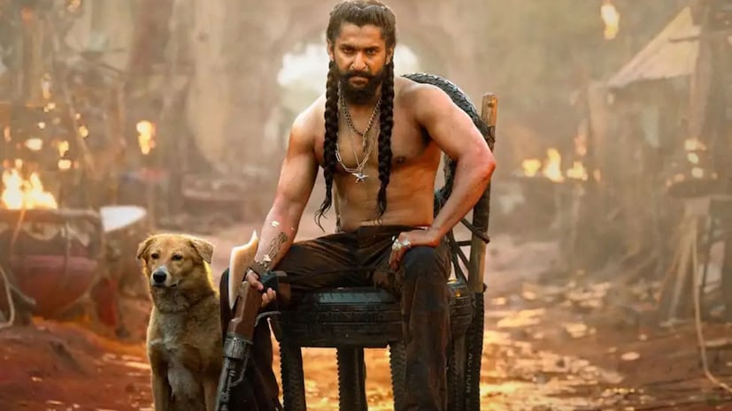 ఇండియన్ సిల్వర్ స్క్రీన్పై ఇంతవరకు ఏ స్టార్ హీరో ట్రై చేయని సరికొత్త గెటప్లో నాని ఈ చిత్రంలో కనిపించనున్నారు. ముఖ్యంగా రెండు జడలతో, రగ్గడ్ అండ్ రా లుక్లో నాని మేకోవర్, బాడీ లాంగ్వేజ్ చూసి ప్రేక్షకులు పూనకాలెత్తిపోతారని మేకర్స్ చెబుతున్నారు. అనిరుధ్ రవిచందర్ సంగీతం అందిస్తున్న ఈ సినిమా సెన్సార్ కార్యక్రమాలను పూర్తి చేసుకుంది. చిత్రంలో యాక్షన్, వయెలెన్స్, ఇంటెన్స్ కంటెంట్ ఎక్కువగా ఉండటంతో సెన్సార్ బోర్డు ‘A’ సర్టిఫికెట్ జారీ చేసింది. 2 గంటల 49 నిమిషాల నిడివితో ఏ సినిమా రిలీజ్ కానుంది. ఇండియన్ సిల్వర్ స్క్రీన్పై ఇంతవరకు ఏ స్టార్ హీరో ట్రై చేయని సరికొత్త గెటప్లో నాని ఈ చిత్రంలో కనిపించనున్నారు. ముఖ్యంగా రెండు జడలతో, రగ్గడ్ అండ్ రా లుక్లో నాని మేకోవర్, బాడీ లాంగ్వేజ్ చూసి ప్రేక్షకులు పూనకాలెత్తిపోతారని మేకర్స్ చెబుతున్నారు. అనిరుధ్ రవిచందర్ సంగీతం అందిస్తున్న ఈ సినిమా సెన్సార్ కార్యక్రమాలను పూర్తి చేసుకుంది. చిత్రంలో యాక్షన్, వయెలెన్స్, ఇంటెన్స్ కంటెంట్ ఎక్కువగా ఉండటంతో సెన్సార్ బోర్డు ‘A’ సర్టిఫికెట్ జారీ చేసింది. 2 గంటల 49 నిమిషాల నిడివితో ఏ సినిమా రిలీజ్ కానుంది.