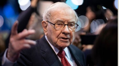Warren Buffett retirement news, Berkshire Hathaway chairman change, Warren Buffett latest update, Howard Buffett Berkshire Hathaway, Warren Buffett succession plan, Berkshire Hathaway, వారెన్ బఫెట్ తాజా వార్తలు, బెర్క్‌షైర్ హాత్‌వే చైర్మన్ మార్పు, హోవర్డ్ బఫెట్ కొత్త బాధ్యతలు, వారెన్ బఫెట్ రిటైర్మెంట్ వార్త, బఫెట్ పెట్టుబడులు, బెర్క్‌షైర్ హాత్‌వే కంపెనీ వివరాలు (Photo: AFP)