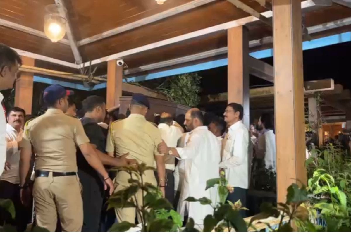 दमदार आवाज, उत्कृष्ट संवादफेक अन् मनाला थेट भिडणारा अभिनय आणि त्यासोबतच सामाजिक बांधिलकी जपणारे ज्येष्ठ अभिनेते नाना पाटेकर यांचं निधन झालंय. वयाच्या 76 व्या वर्षी गोव्यातील राहत्या घरी त्यांनी अखेरचा श्वास घेतला. गुरुवारी पहाटे ही बातमी आली आणि अवघ्या राज्यावर शोककळा पसरली. नाना पाटेकर यांचं पार्थिव गोव्यातून त्यांच्या डोणजे गावात आणलं. त्यांच्या अंत्यदर्शनासाठी जनसागर लोटला. मुख्यमंत्री देवेंद्र फडणवीस आणि उपमुख्यमंत्री एकनाथ शिंदेंसह अनेक दिग्गज डोणजे गावात पोहोचले होते. दमदार आवाज, उत्कृष्ट संवादफेक अन् मनाला थेट भिडणारा अभिनय आणि त्यासोबतच सामाजिक बांधिलकी जपणारे ज्येष्ठ अभिनेते नाना पाटेकर यांचं निधन झालंय. वयाच्या 76 व्या वर्षी गोव्यातील राहत्या घरी त्यांनी अखेरचा श्वास घेतला. गुरुवारी पहाटे ही बातमी आली आणि अवघ्या राज्यावर शोककळा पसरली. नाना पाटेकर यांचं पार्थिव गोव्यातून त्यांच्या डोणजे गावात आणलं. त्यांच्या अंत्यदर्शनासाठी जनसागर लोटला. मुख्यमंत्री देवेंद्र फडणवीस आणि उपमुख्यमंत्री एकनाथ शिंदेंसह अनेक दिग्गज डोणजे गावात पोहोचले होते.