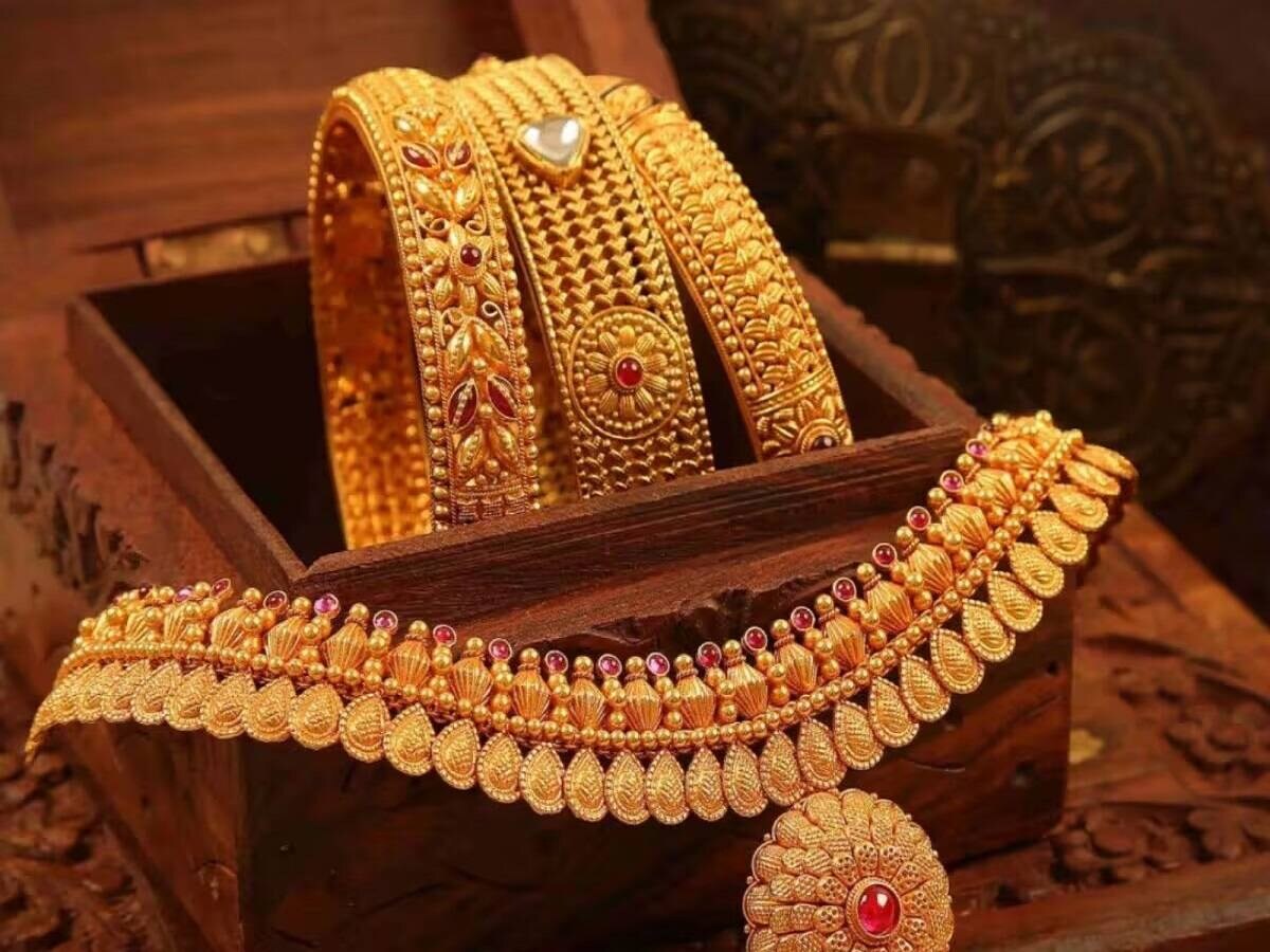 హైదరాబాద్‌ మార్కెట్లో అక్టోబర్‌ 12న 18 క్యారెట్ల బంగారం గ్రాము ధర రూ.11,234గా ఉండగా, 10 గ్రాములకు రూ.1,12,340 పలికింది. అక్టోబర్‌ 13న గ్రాము ధర రూ.11,205కు, 10 గ్రాముల ధర రూ.1,12,050కు తగ్గింది. అక్టోబర్‌ 14న మరింత దిగివచ్చి గ్రాముకు రూ.11,127, 10 గ్రాములకు రూ.1,11,270గా నమోదైంది.