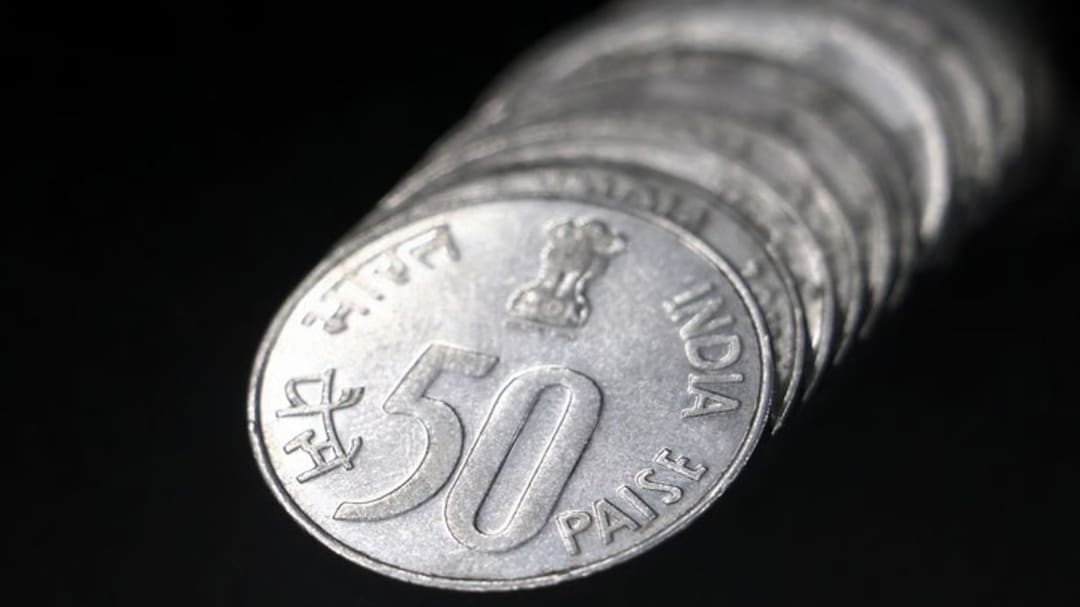 <strong>50 పైసల నాణెం ఇంకా చలామణిలో ఉందా.? :</strong> ముందుగా 50 పైసల నాణెం చట్టబద్ధమైన చెల్లింపు సాధనమా (legal tender) కాదా అనే విషయాన్ని స్పష్టం చేసుకుందాం. భారతీయ రిజర్వ్ బ్యాంక్ ప్రకారం ప్రభుత్వం జారీ చేసిన 50 పైసలు, రూ.1, రూ.2, రూ.5, రూ.10 మరియు రూ.20 విలువ గల వివిధ డిజైన్లు, పరిమాణాల నాణేలు చట్టబద్ధమైన చెల్లింపు సాధనాలుగా కొనసాగుతున్నాయి. <strong>50 పైసల నాణెం ఇంకా చలామణిలో ఉందా.? :</strong> ముందుగా 50 పైసల నాణెం చట్టబద్ధమైన చెల్లింపు సాధనమా (legal tender) కాదా అనే విషయాన్ని స్పష్టం చేసుకుందాం. భారతీయ రిజర్వ్ బ్యాంక్ ప్రకారం ప్రభుత్వం జారీ చేసిన 50 పైసలు, రూ.1, రూ.2, రూ.5, రూ.10 మరియు రూ.20 విలువ గల వివిధ డిజైన్లు, పరిమాణాల నాణేలు చట్టబద్ధమైన చెల్లింపు సాధనాలుగా కొనసాగుతున్నాయి.