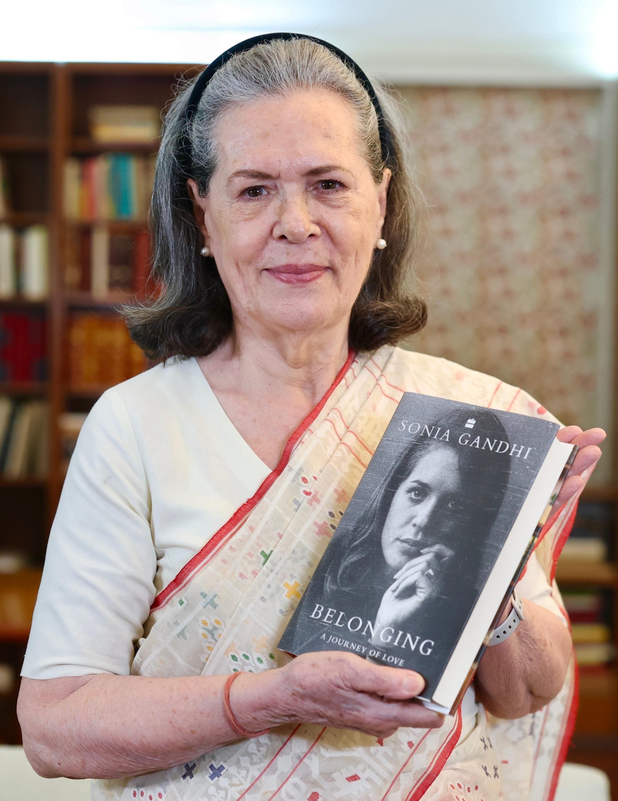 <strong/>Sonia Gandhi Joins Instagram: సోషల్ మీడియాలో సెలబ్రిటీలను ఫాలో అవ్వాలనే క్రేజ్ అందరికి ఉంటుంది. సినిమా, స్పోర్ట్స్, బిజినెస్ రంగాలకు చెందిన వాళ్లే కాదు పాలిటిక్స్కి చెందిన వాళ్లకు కూడా ఫ్యాన్స్ ఉంటారు. ఇప్పటికే రాజకీయాలకు చెందిన చాలా మంది లీడర్స్ సోషల్ మీడియాలో అత్యధిక సంఖ్యలో ఫాలోవర్స్ని కలిగి ఉన్నారు. ముఖ్యంగా మన దేశ ప్రధాని నరేంద్ర మోదీకి ఎక్కువ మంది ఫాలోవర్స్ ఉన్నారు. తాజాగా ఈ జాబితాలో చేరాలని కాంగ్రెస్ జాతీయ నాయకురాలు సోనియాగాంధీ సోషల్ మీడియాలో ఎంటర్ అయ్యారు.(Photo:Instagram)
