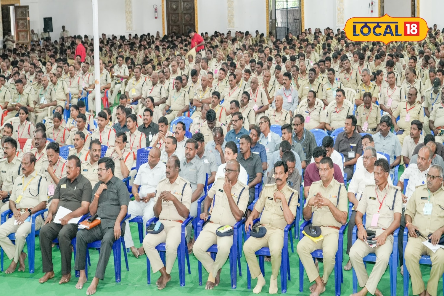 భక్తుల రద్దీని సమర్థవంతంగా నిర్వహించేందుకు అధికారులు అత్యాధునిక సాంకేతికతను ఆయుధంగా మలచుకున్నారు. తిరుమల మాడ వీధులు, గ్యాలరీలు, గ్యాంగ్వేలు, ఇన్నర్ రింగ్ రోడ్, ఔటర్ రింగ్ రోడ్, రాంభగీచా ప్రాంతాల్లో అడుగడుగునా నిరంతర పర్యవేక్షణ కొనసాగనుంది. రద్దీ పెరిగిన వెంటనే పబ్లిక్ అడ్రస్ సిస్టమ్ ద్వారా ఎప్పటికప్పుడు భక్తులకు తగిన సూచనలు అందిస్తూ, ప్రత్యామ్నాయ మార్గాల గుండా వారిని సురక్షితంగా మళ్లించేలా ప్రణాళికలు సిద్ధం చేశారు. తిరుమల గిరుల వ్యాప్తంగా ఏర్పాటు చేసిన సుమారు మూడు వేల సీసీ కెమెరాల ద్వారా కమాండ్ కంట్రోల్ రూమ్ నుంచి క్షణం తీరిక లేకుండా నిఘా కొనసాగుతుందని, ఏ చిన్న అనుమానాస్పద కదలిక కనిపించినా వెంటనే అప్రమత్తం అవుతామని వివరించారు. భక్తుల రద్దీని సమర్థవంతంగా నిర్వహించేందుకు అధికారులు అత్యాధునిక సాంకేతికతను ఆయుధంగా మలచుకున్నారు. తిరుమల మాడ వీధులు, గ్యాలరీలు, గ్యాంగ్వేలు, ఇన్నర్ రింగ్ రోడ్, ఔటర్ రింగ్ రోడ్, రాంభగీచా ప్రాంతాల్లో అడుగడుగునా నిరంతర పర్యవేక్షణ కొనసాగనుంది. రద్దీ పెరిగిన వెంటనే పబ్లిక్ అడ్రస్ సిస్టమ్ ద్వారా ఎప్పటికప్పుడు భక్తులకు తగిన సూచనలు అందిస్తూ, ప్రత్యామ్నాయ మార్గాల గుండా వారిని సురక్షితంగా మళ్లించేలా ప్రణాళికలు సిద్ధం చేశారు. తిరుమల గిరుల వ్యాప్తంగా ఏర్పాటు చేసిన సుమారు మూడు వేల సీసీ కెమెరాల ద్వారా కమాండ్ కంట్రోల్ రూమ్ నుంచి క్షణం తీరిక లేకుండా నిఘా కొనసాగుతుందని, ఏ చిన్న అనుమానాస్పద కదలిక కనిపించినా వెంటనే అప్రమత్తం అవుతామని వివరించారు.