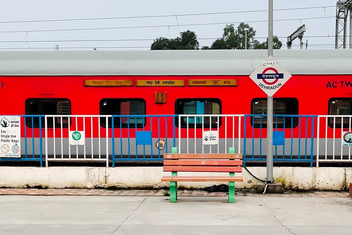 Diwali special trains 2026, South Central Railway berth availability, Hyderabad to Srikakulam train tickets, Secunderabad to Visakhapatnam special train, Charlapalli special trains November 2026, Diwali train ticket booking, దీపావళి స్పెషల్ ట్రైన్స్ టికెట్ వివరాలు, దక్షిణ మధ్య రైల్వే తాజా ప్రకటన, సికింద్రాబాద్ నుంచి శ్రీకాకుళం రైలు బెర్తులు, హైదరాబాద్ నుంచి విశాఖపట్నం రైలు సమాచారం, చర్లపల్లి ప్రత్యేక రైళ్ల టైమింగ్స్, పండగకు సొంతూరికి వెళ్లే రైళ్లు