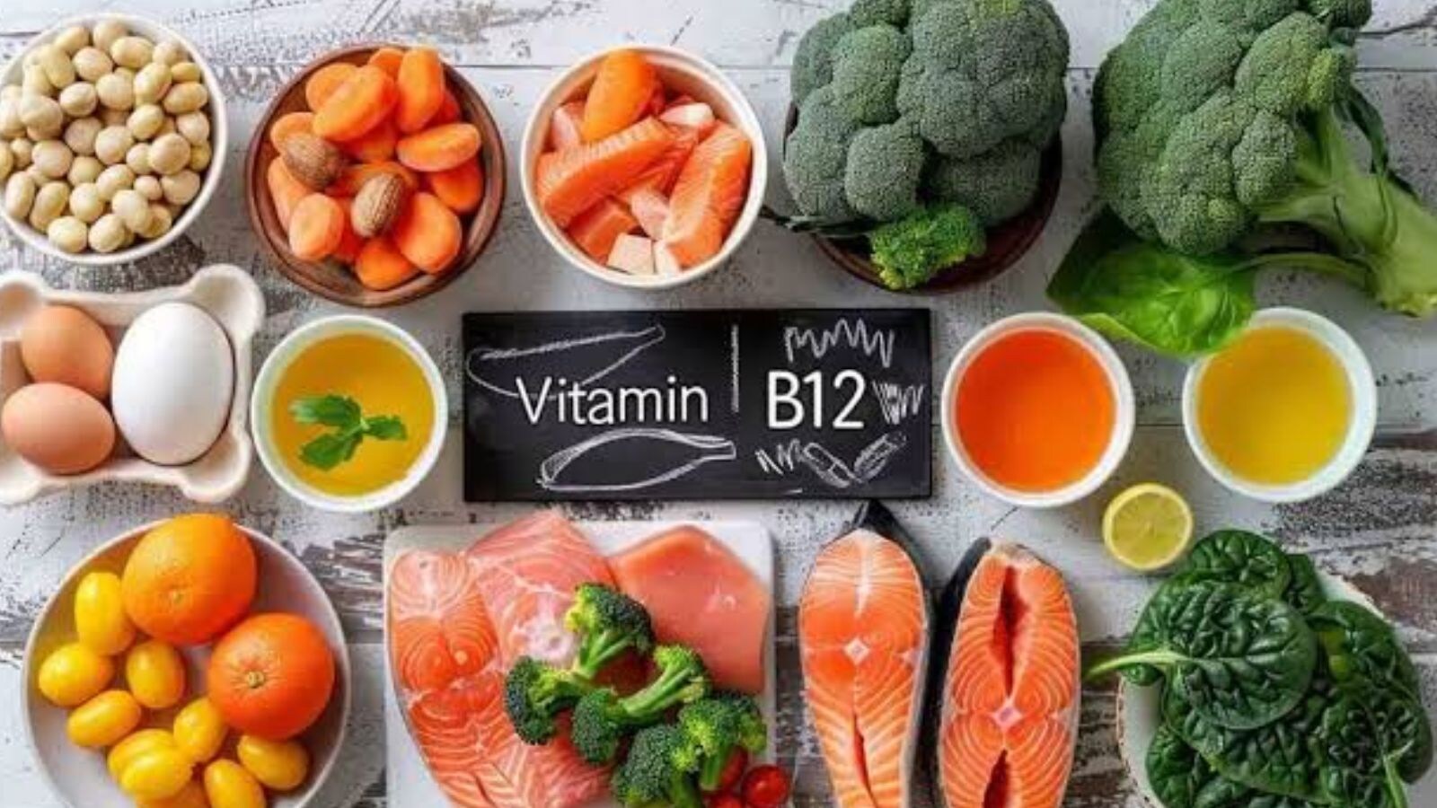 Vitamin Deficiency: చేతులు, కాళ్లలో తిమ్మిర్లు రావడం, కొద్దిసేపు నడిచినా తీవ్రమైన నీరసంగా అనిపించడం వంటి లక్షణాలను అస్సలు నిర్లక్ష్యం చేయకూడదని 15 ఏళ్లకు పైగా అనుభవం ఉన్న ప్రముఖ సీనియర్ జనరల్ ఫిజీషియన్ & క్లినికల్ న్యూట్రిషన్ స్పెషలిస్ట్ డాక్టర్ రాజేష్ వర్మ వివరిస్తున్నారు. ఇవి శరీరంలో విటమిన్ బి12 (కోబాలమిన్) లోపానికి ప్రధాన సంకేతాలు కావచ్చని స్పష్టం చేస్తున్నారు. నాడులు ఆరోగ్యంగా పనిచేయడానికి, ఎర్ర రక్తకణాల సమృద్ధి ఉత్పత్తికి మరియు డీఎన్‌ఏ సంశ్లేషణకు విటమిన్ బి12 అత్యంత కీలక పాత్ర పోషిస్తుందని తెలుపుతున్నారు. ఈ విటమిన్ లోపిస్తే తీవ్ర అలసట, బలహీనతతో పాటు నాడీ సంబంధిత సమస్యలు తలెత్తుతాయని, లోపాన్ని గుర్తించడంలో ఆలస్యం చేస్తే కొన్ని సందర్భాల్లో నాడులు శాశ్వతంగా దెబ్బతినే ప్రమాదం ఉందని హెచ్చరిస్తున్నారు. విటమిన్ బి12 లోపాన్ని సూచించే ఆ 5 ప్రధాన లక్షణాలు, తీసుకోవాల్సిన జాగ్రత్తల పూర్తి వివరాలు ఇప్పుడు క్లియర్ గా తెలుసుకుందాం.