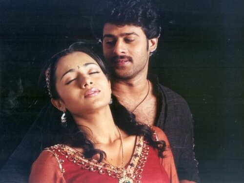 త్రిష: 'వర్షం', 'పౌర్ణమి', 'బుజ్జిగాడు' సినిమాల్లో ప్రభాస్ తో రొమాన్స్ చేసిన 43 ఏళ్ల త్రిష కూడా గతంలో ఎంగేజ్‌మెంట్ రద్దు చేసుకుని, ప్రస్తుతం సినిమాలతోనే బిజీగా ఉన్నారు. తమిళనాడు సీఎం విజయ్ ని త్రిష పెళ్లి చేసుకోబోతోంది అనే రూమర్స్ వైరల్ అయ్యాయి కానీ, ఇప్పటికైతే అది నిజం కాలేదు. 