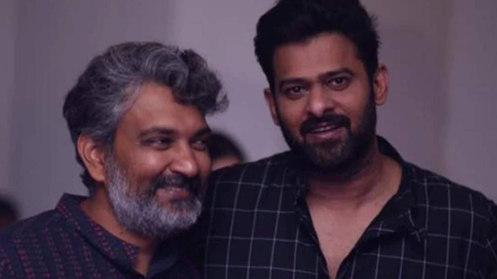 టాలీవుడ్ ఖ్యాతిని ప్రపంచ స్థాయికి చేర్చిన దర్శక ధీరుడు ఎస్.ఎస్. రాజమౌళి అఖండ విజయాల వెనుక ఆయన సతీమణి, ప్రముఖ కాస్ట్యూమ్ డిజైనర్ రమా రాజమౌళి పాత్ర ఎంతో కీలకం. జక్కన్న ప్రతి అడుగులోనూ, ప్రతి సినిమాలోనూ వెన్నంటే ఉండే ఆమె, తాజాగా ఒక ఇంటర్వ్యూలో పాల్గొని తమ వ్యక్తిగత జీవితం, ప్రేమకథ, అలాగే సంచలన విజయం సాధించిన 'బాహుబలి' సినిమాకు సంబంధించిన పలు ఆసక్తికరమైన విషయాలను పంచుకున్నారు. టాలీవుడ్ ఖ్యాతిని ప్రపంచ స్థాయికి చేర్చిన దర్శక ధీరుడు ఎస్.ఎస్. రాజమౌళి అఖండ విజయాల వెనుక ఆయన సతీమణి, ప్రముఖ కాస్ట్యూమ్ డిజైనర్ రమా రాజమౌళి పాత్ర ఎంతో కీలకం. జక్కన్న ప్రతి అడుగులోనూ, ప్రతి సినిమాలోనూ వెన్నంటే ఉండే ఆమె, తాజాగా ఒక ఇంటర్వ్యూలో పాల్గొని తమ వ్యక్తిగత జీవితం, ప్రేమకథ, అలాగే సంచలన విజయం సాధించిన 'బాహుబలి' సినిమాకు సంబంధించిన పలు ఆసక్తికరమైన విషయాలను పంచుకున్నారు.