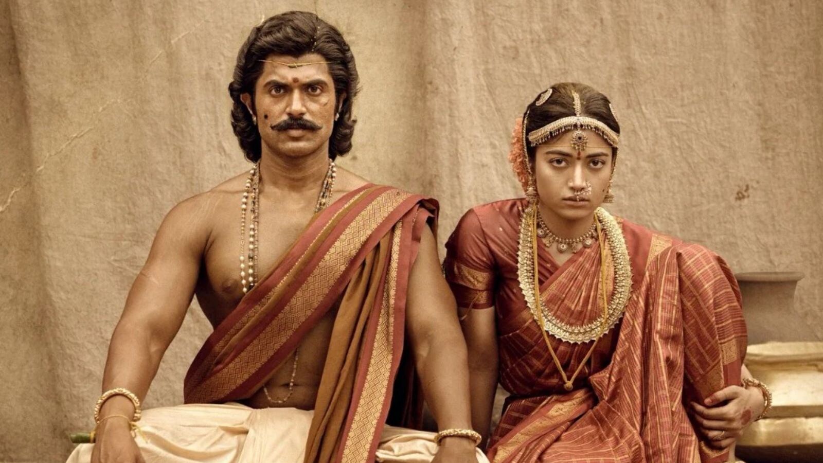 9 రోజుల ముందు రిలీజైన రణబాలి సినిమాకు ఆహా, ఓహో అనే రేంజ్‌లో రివ్యూలు రాలేదు కానీ.. డీసెంట్‌ టాక్ తెచ్చుకుంది. కొద్దిగా లాగ్ అనిపించింది కానీ ఇలాంటి సినిమాలు ఖచ్చితంగా థియేటర్‌లోనే చూడాలి అనేలా ఆడియెన్స్‌లో ఇంపాక్ట్ చూపిందింది. ఎందుకంటే రణబాలి రెగ్యులర్ కమర్షియల్ సినిమా కాదు. ఇందులో కామెడీ, రొమాన్స్, ఎంటర్‌టైన్‌మెంట్ కంటే చరిత్ర, కరువు, బ్రిటీష్ పాలన, అన్యాయాన్ని ఎదిరించే ఓ వ్యక్తి ప్రయాణానికి ఎక్కువ ప్రాధాన్యత ఇచ్చారు. ఫస్టాఫ్, విజువల్స్, రష్మిక నటన, విజయ్ మేకోవర్ మాములుగా లేదు.