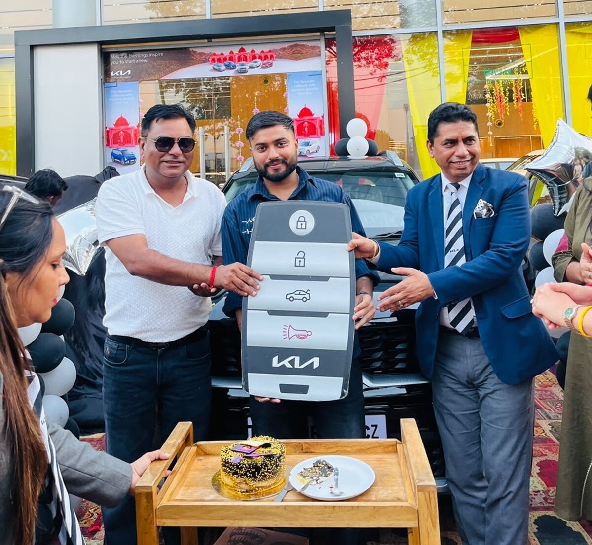 MK Bhatia employee car gifts, Kia Sonet employee rewards, companies gifting cars to employees India, free car scheme for employees, Kia Sonet latest news India, employee car gift news, ఉద్యోగులకు కారు బహుమతి ఇచ్చిన కంపెనీ, కియా సోనెట్ కార్, ఉద్యోగులకు అదిరిపోయే గిఫ్ట్స్, కంపెనీల్లో ఉద్యోగుల ప్రయోజనాలు, ఎంకే భాటియా సక్సెస్ స్టోరీ, మిట్స్ హెల్త్‌కేర్ కంపెనీ