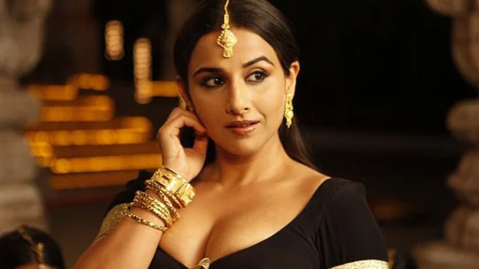 బాలీవుడ్ స్టార్ హీరోయిన్, జాతీయ అవార్డు గ్రహీత విద్యాబాలన్ తన అద్భుతమైన నటనతో దేశవ్యాప్తంగా ఎంతో మంది అభిమానులను సొంతం చేసుకున్నారు. 'డర్టీ పిక్చర్', 'కహానీ', 'భూల్ భులయ్యా', 'కహానీ 2' లాంటి బ్లాక్ బస్టర్ చిత్రాలతో లేడీ ఓరియెంటెడ్ సినిమాలకు కేరాఫ్ అడ్రస్గా నిలిచారు. అయితే, ఎంతో పేరు ప్రఖ్యాతులు సంపాదించుకున్న ఈ టాలెంటెడ్ నటి కెరీర్ తొలినాళ్లలో ఎన్నో ఒడిదుడుకులు ఎదుర్కొన్నారు. ముఖ్యంగా సినీ పరిశ్రమలో మహిళలు ఎదుర్కొనే కాస్టింగ్ కౌచ్ తరహా సంఘటనలు ఆమెకు కూడా తప్పలేదు. బాలీవుడ్ స్టార్ హీరోయిన్, జాతీయ అవార్డు గ్రహీత విద్యాబాలన్ తన అద్భుతమైన నటనతో దేశవ్యాప్తంగా ఎంతో మంది అభిమానులను సొంతం చేసుకున్నారు. 'డర్టీ పిక్చర్', 'కహానీ', 'భూల్ భులయ్యా', 'కహానీ 2' లాంటి బ్లాక్ బస్టర్ చిత్రాలతో లేడీ ఓరియెంటెడ్ సినిమాలకు కేరాఫ్ అడ్రస్గా నిలిచారు. అయితే, ఎంతో పేరు ప్రఖ్యాతులు సంపాదించుకున్న ఈ టాలెంటెడ్ నటి కెరీర్ తొలినాళ్లలో ఎన్నో ఒడిదుడుకులు ఎదుర్కొన్నారు. ముఖ్యంగా సినీ పరిశ్రమలో మహిళలు ఎదుర్కొనే కాస్టింగ్ కౌచ్ తరహా సంఘటనలు ఆమెకు కూడా తప్పలేదు.