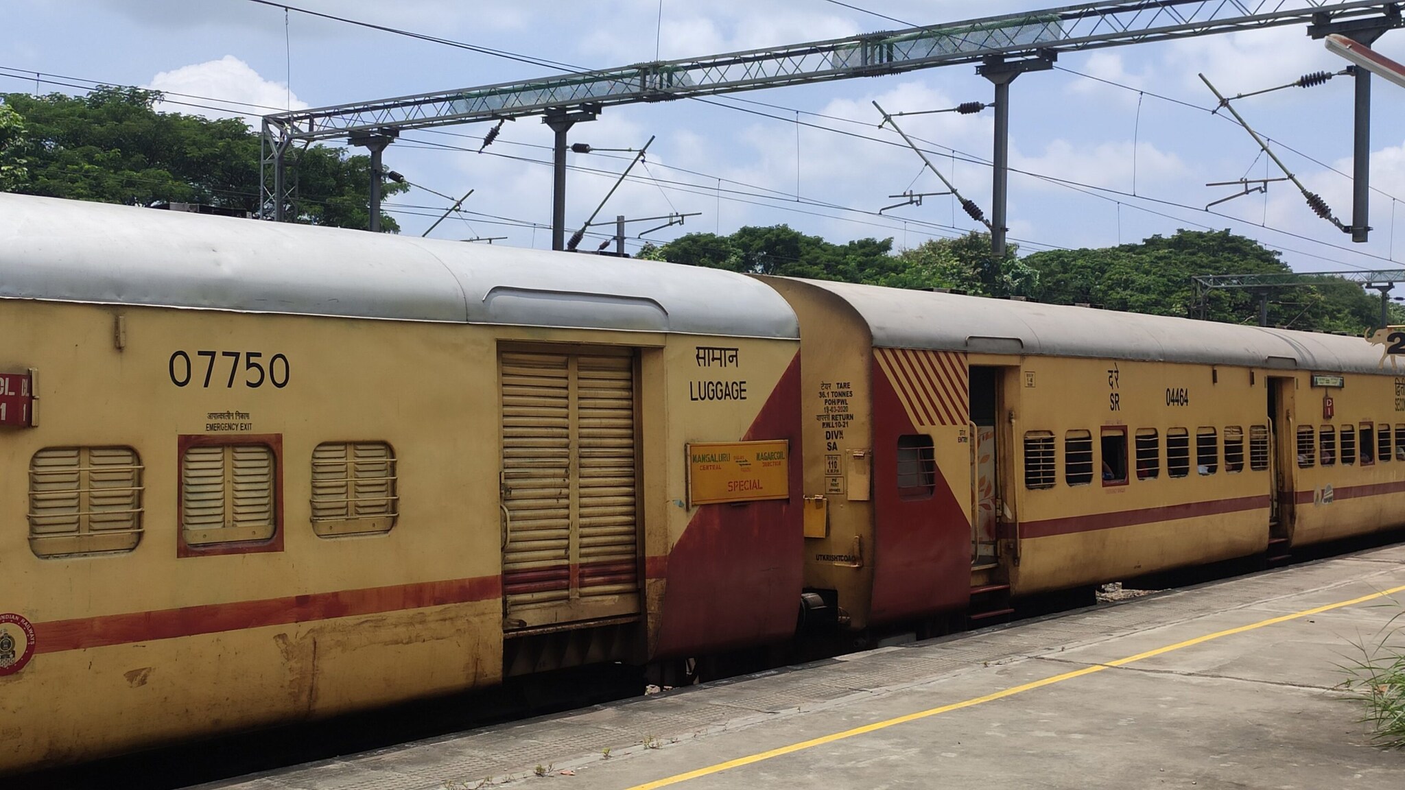 Indian Railways SLR coach meaning, SLR coach full form, SLR vs sleeper coach difference, Indian Railway coach types explained, SLRD coach facilities for disabled passengers, LSLRD coach features, రైలు బోగీల పేర్ల అర్థాలు, రైల్వే కోచ్ నంబర్లు ఎలా గుర్తించాలి, రైలులో లగేజీ రవాణా నిబంధనలు, దివ్యాంగుల రైలు ప్రయాణ సదుపాయాలు, రైల్వే టికెట్‌లో కోచ్ వివరాలు, రైల్వే బోగీల రకాలు పూర్తి వివరాలు, రైలులో గార్డ్ బోగీ ఉపయోగాలు