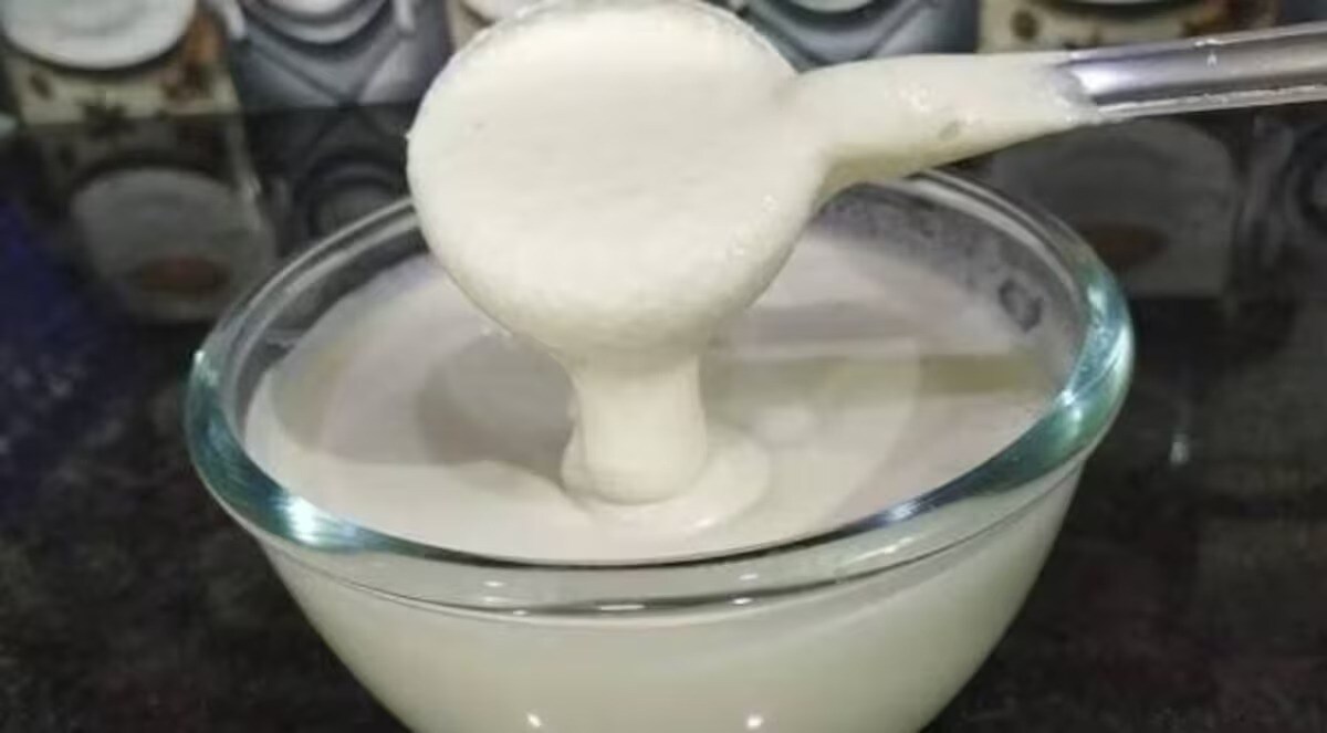 మినప్పప్పు, మెంతులు తగినంతే వాడాలి <br />ఇడ్లీ, దోశ పిండిలో మినప్పప్పు, మెంతులు ఉపయోగించడం సాధారణం. ఇవి పిండి తయారీ, పులిసే ప్రక్రియలో పాత్ర పోషిస్తాయి. అయితే మోతాదుకు మించి వేయడం వల్ల పిండి ఆకృతి, రుచి మారవచ్చు. అందుకే పప్పులు, బియ్యం, మెంతులను సరైన నిష్పత్తిలో ఉపయోగించడం మంచిది. ఉప్పును ఎప్పుడు కలపాలనే విషయం మీ వంట విధానాన్ని బట్టి మారవచ్చు. ఉప్పు కలపడం వల్ల పిండి ఎక్కువ రోజులు పాడవకుండా ఉంటుందని మాత్రం పూర్తిగా ఆధారపడకూడదు.