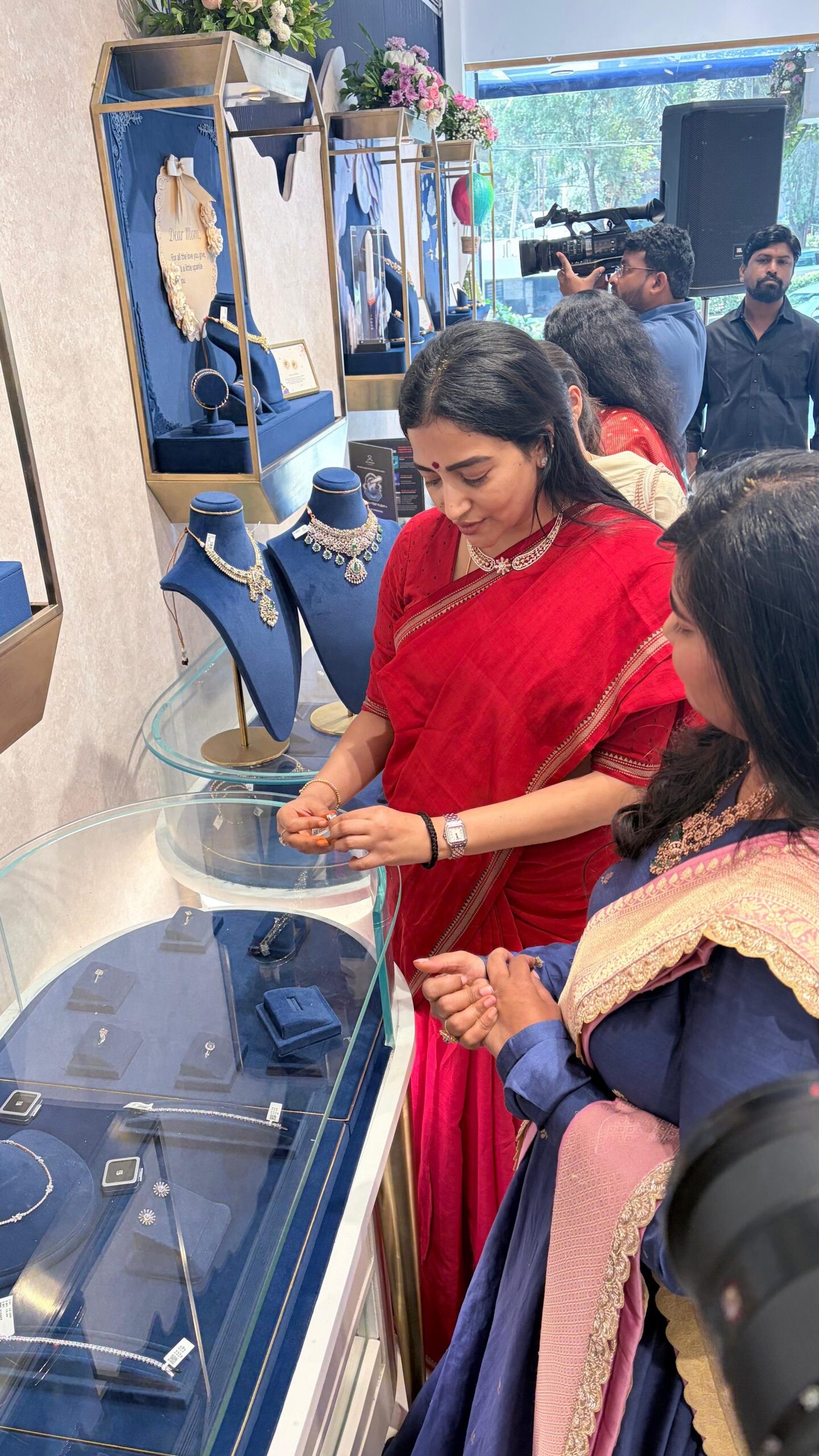 ప్రస్తుతం కాస్మోస్ ల్యాబ్-గ్రోన్ డైమండ్స్ బెంగళూరులోని హెచ్ఎస్ఆర్ లేఅవుట్, విజయవాడలోని గవర్నర్పేటలో రెండు రిటైల్ స్టోర్లను నిర్వహిస్తోంది. భారతీయ మార్కెట్లో తన ఉనికిని మరింత విస్తరిస్తున్న ఈ బ్రాండ్, కీలక నగరాలు మరియు అభివృద్ధి చెందుతున్న మార్కెట్లలో తమ స్టోర్లను విస్తరించడానికి ప్రణాళికలు రూపొందించింది. భవిష్యత్ వృద్ధి ప్రణాళికలో భాగంగా హైదరాబాద్లో మరిన్ని స్టోర్లతో పాటు చెన్నై, పుణె, ముంబై, విశాఖపట్నం(వైజాగ్), వరంగల్, ఖమ్మం, కరీంనగర్ మరియు కోయంబత్తూరు వంటి ప్రముఖ నగరాలకు విస్తరించాలని కాస్మోస్ ల్యాబ్-గ్రోన్ డైమండ్స్ యోచిస్తోంది. భారత్లోని వినియోగదారులకు ల్యాబ్-గ్రోన్ డైమండ్స్ మరింత సులభంగా అందుబాటులోకి తీసుకురావాలనే లక్ష్యంతో, మారుతున్న డైమండ్ ఆభారణాల రిటైల్ రంగంలో తన స్థానాన్ని మరింత బలోపేతం చేసుకోవడానికి ఈ వ్యూహాత్మక విస్తరణ దోహదపడుతుందని కంపెనీ తెలిపింది. ప్రస్తుతం కాస్మోస్ ల్యాబ్-గ్రోన్ డైమండ్స్ బెంగళూరులోని హెచ్ఎస్ఆర్ లేఅవుట్, విజయవాడలోని గవర్నర్పేటలో రెండు రిటైల్ స్టోర్లను నిర్వహిస్తోంది. భారతీయ మార్కెట్లో తన ఉనికిని మరింత విస్తరిస్తున్న ఈ బ్రాండ్, కీలక నగరాలు మరియు అభివృద్ధి చెందుతున్న మార్కెట్లలో తమ స్టోర్లను విస్తరించడానికి ప్రణాళికలు రూపొందించింది. భవిష్యత్ వృద్ధి ప్రణాళికలో భాగంగా హైదరాబాద్లో మరిన్ని స్టోర్లతో పాటు చెన్నై, పుణె, ముంబై, విశాఖపట్నం(వైజాగ్), వరంగల్, ఖమ్మం, కరీంనగర్ మరియు కోయంబత్తూరు వంటి ప్రముఖ నగరాలకు విస్తరించాలని కాస్మోస్ ల్యాబ్-గ్రోన్ డైమండ్స్ యోచిస్తోంది. భారత్లోని వినియోగదారులకు ల్యాబ్-గ్రోన్ డైమండ్స్ మరింత సులభంగా అందుబాటులోకి తీసుకురావాలనే లక్ష్యంతో, మారుతున్న డైమండ్ ఆభారణాల రిటైల్ రంగంలో తన స్థానాన్ని మరింత బలోపేతం చేసుకోవడానికి ఈ వ్యూహాత్మక విస్తరణ దోహదపడుతుందని కంపెనీ తెలిపింది.