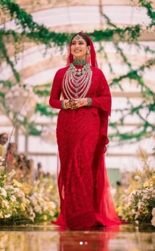 Shaadidukaan - The gorgeous blend of red lehenga and green jewellery. 🥰 .  . MUA - Kasnera Mekup Studio (Nagpur) . . . . . #weddingideas  #weddinginspiration #weddingplanning #weddingphotoshoot #wedding  #weddingseason #weddingphotographer #bridalmakeup ...