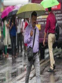 Heavy unseasonal rains lash Mumbai; IMD issues alert for rest of India