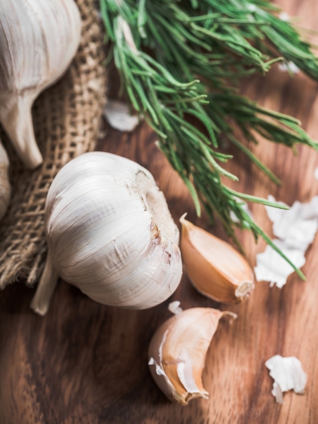 9 Health Benefits of Eating Raw Garlic