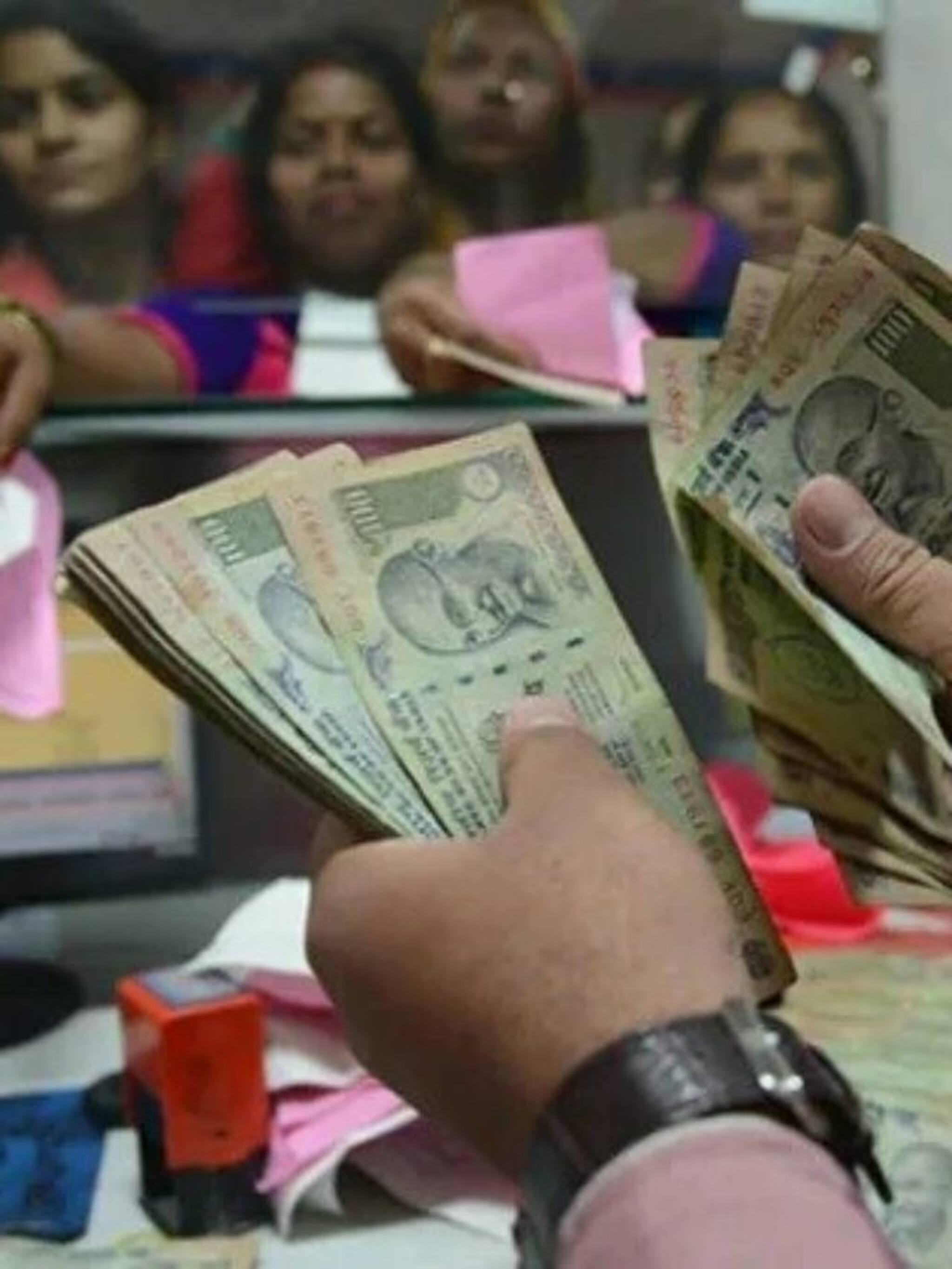 হাতে আসবে টাকা, ফের বাড়ছে DA?