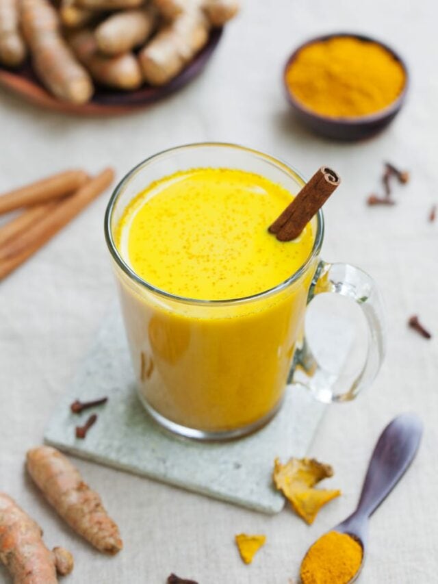 10 Benefits of Drinking Haldi Doodh Before Winter