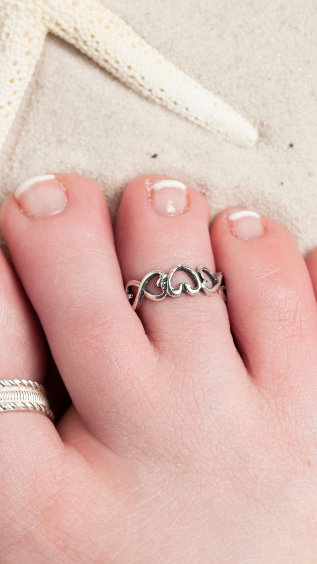 2 amazing Scientific reasons to wear toe-ring? - The Best Astrologer in Den  Haag - Navnidhi Life Solutions