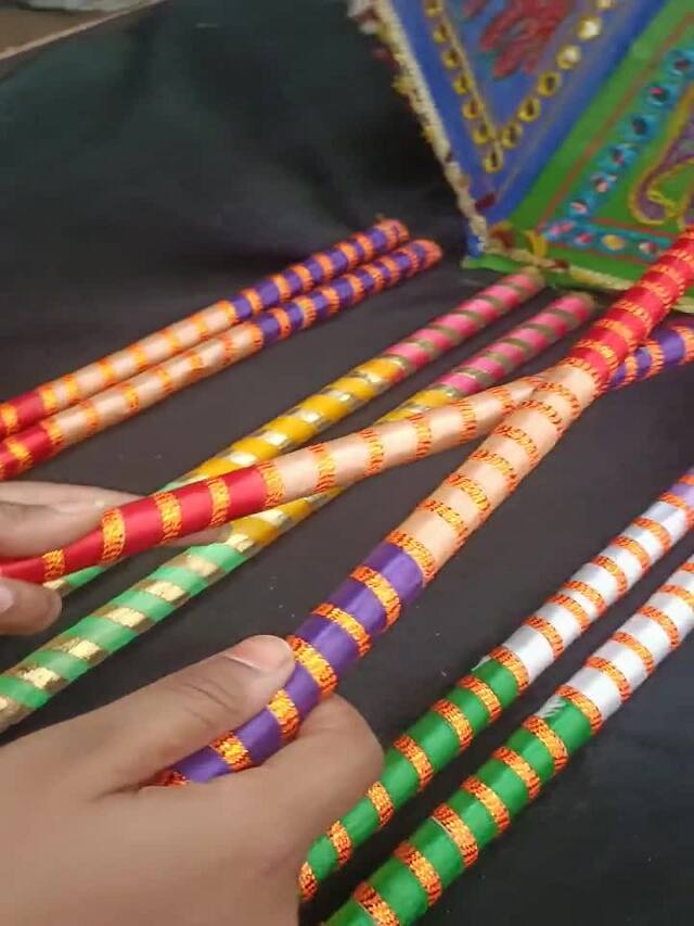 ગરબામાં વપરાતા દાંડિયા અહીંયા બને છે…