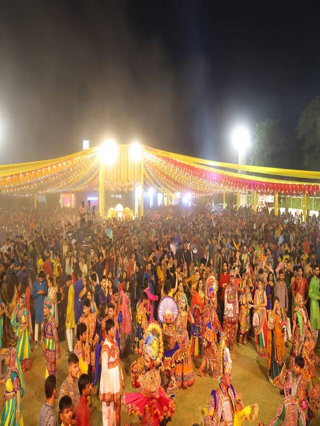 Navratri 2023: અમદાવાદીઓ બોલાવી ગરબાની રમઝટ, તસવીરો મન મોહી લેશે