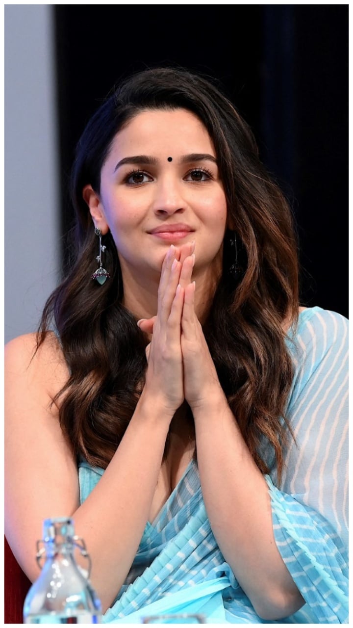 Mom-to-be Alia Bhatt chose minimal makeup, messy ponytail for Darlings  trailer launch; know how to nail her look, Lifestyle News | Zoom TV