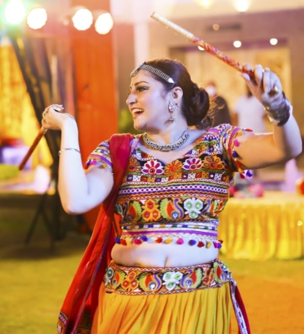 Female Dandiya Dancer Dancing With Sticks High-Res Stock Photo - Getty  Images