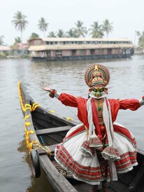 കേരളപ്പിറവി ദിനാശംസകൾ; ദൈവത്തിന്റെ സ്വന്തം നാടിനെ കുറിച്ച് 10 കാര്യങ്ങൾ