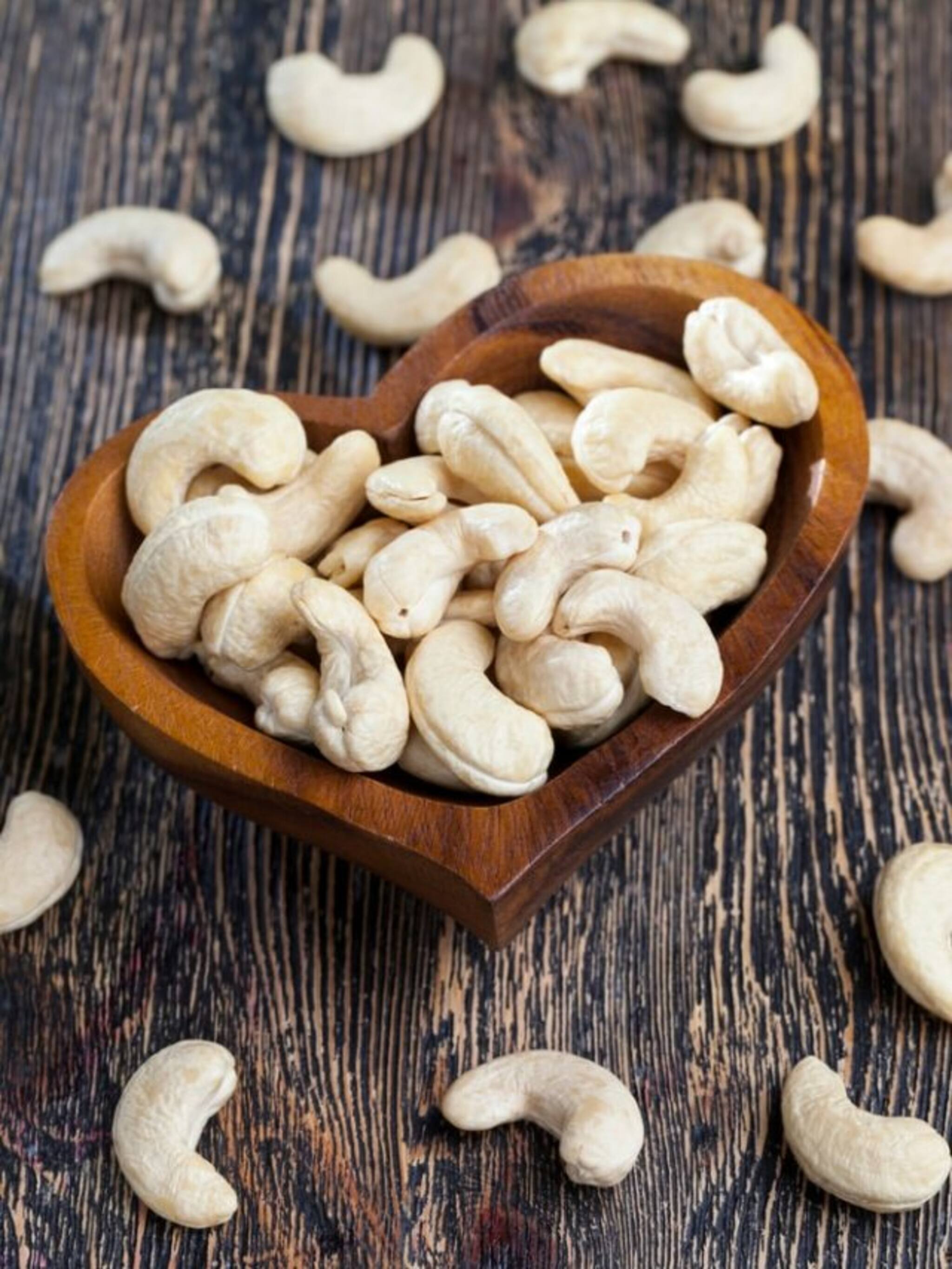 रिकाम्या पोटी खा काजू, होतील हे जबरदस्त फायदे!