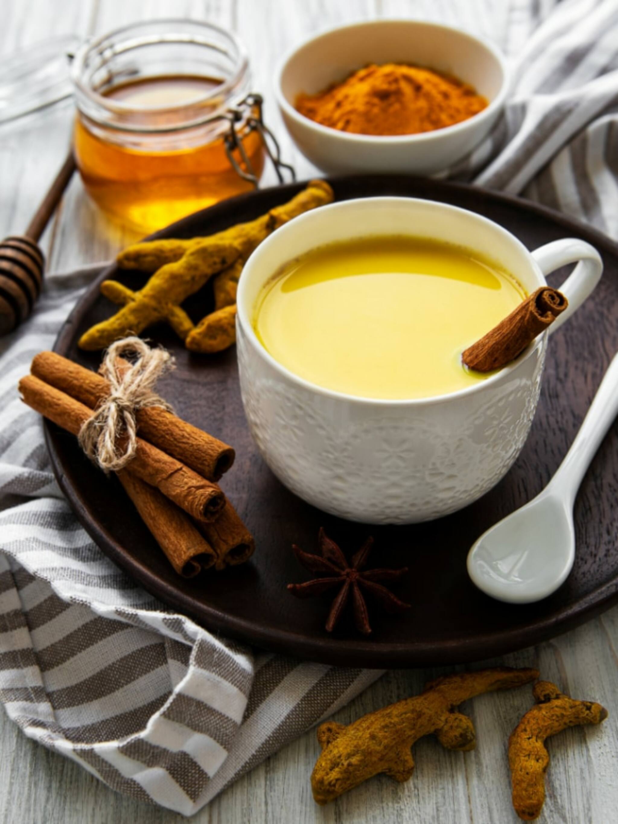 दुधात ‘हा’ एक पदार्थ मिसळून प्या, कायम राहाल निरोगी!