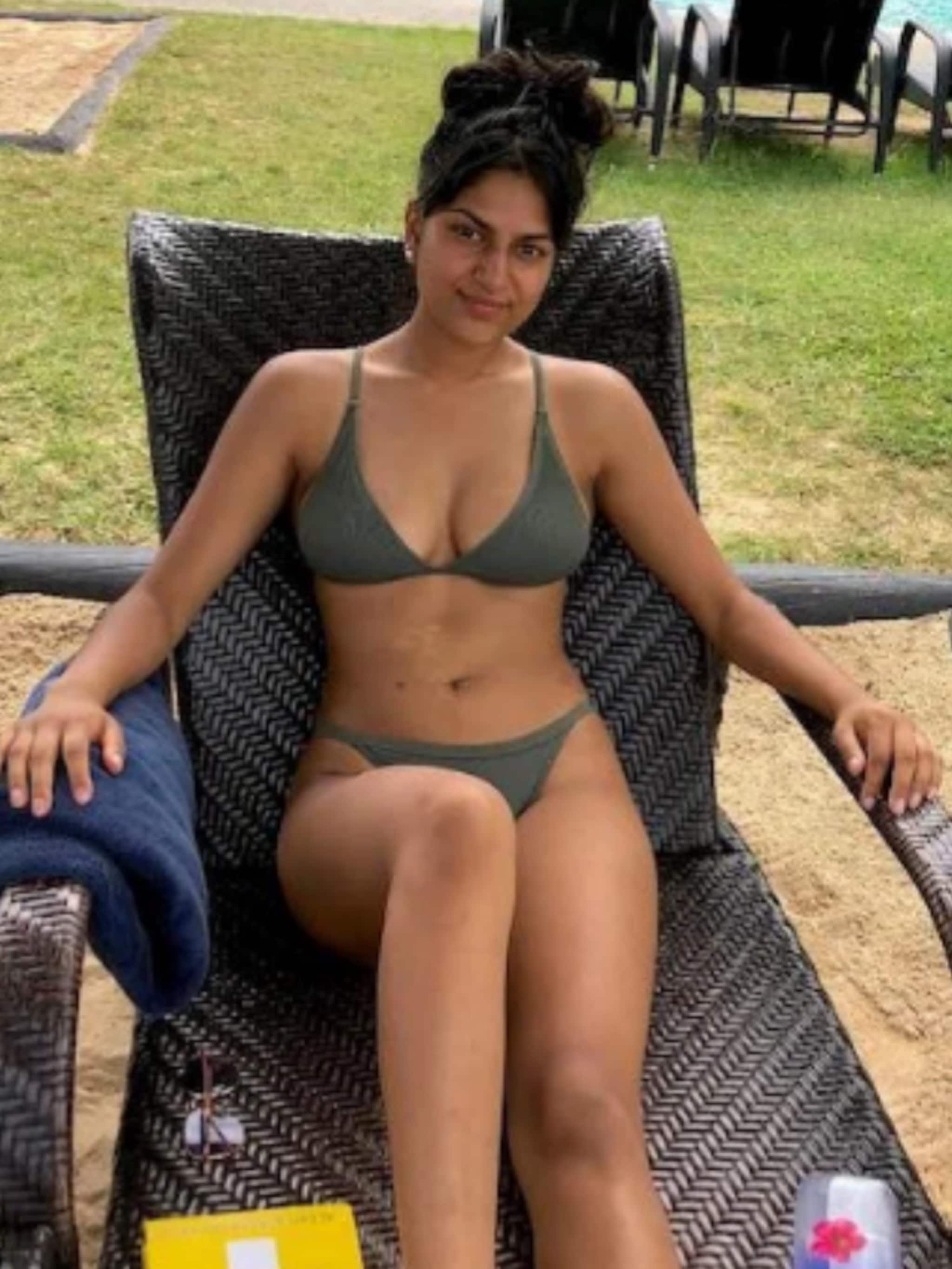 বিকিনিতে উষ্ণতার হাতছানি, চিনে নিন রবীন্দ্রর হট বান্ধবীকে