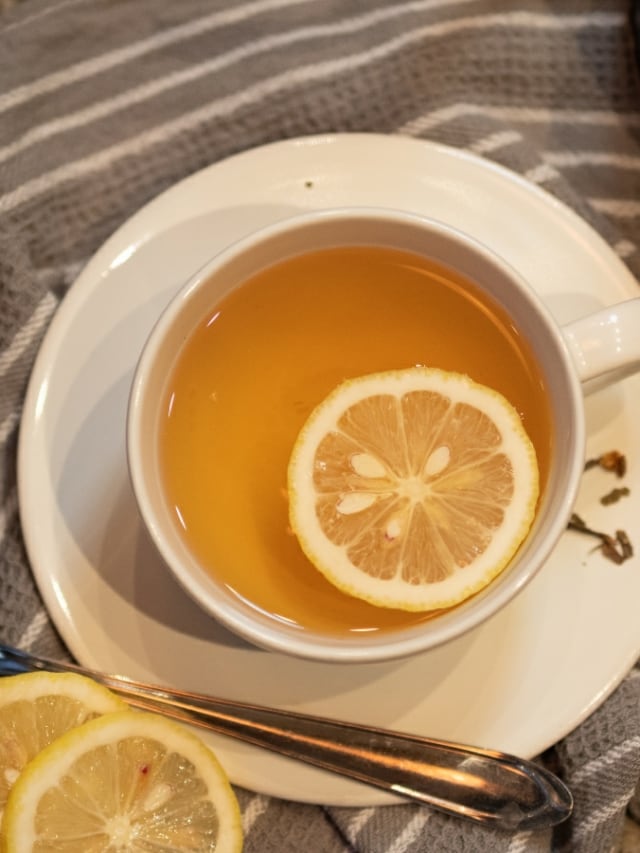 9 Amazing Benefits of Lemon Tea in the Morning