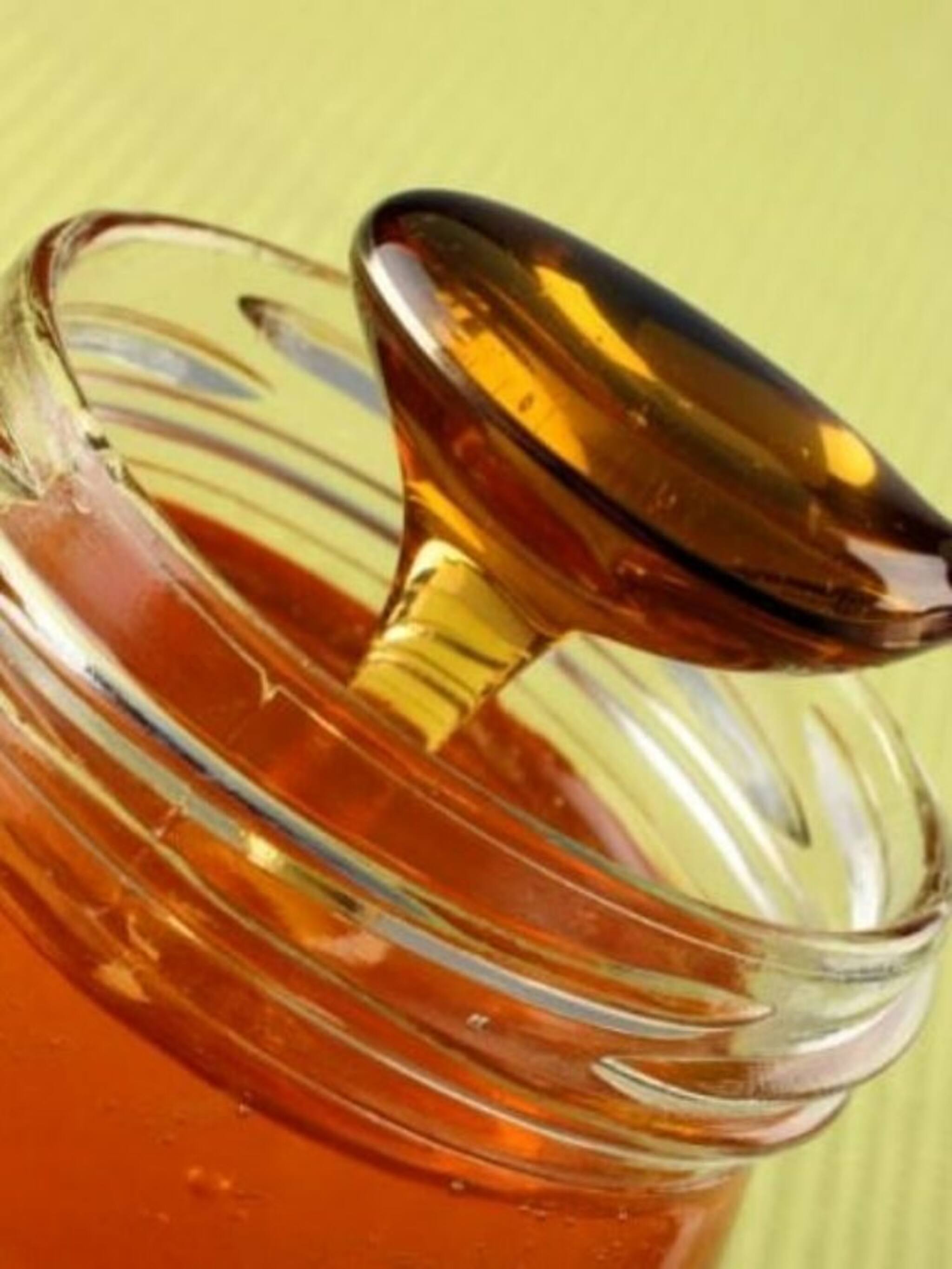 हिवाळ्यात गुणकारी ठरतं मध, आहेत मोठे फायदे