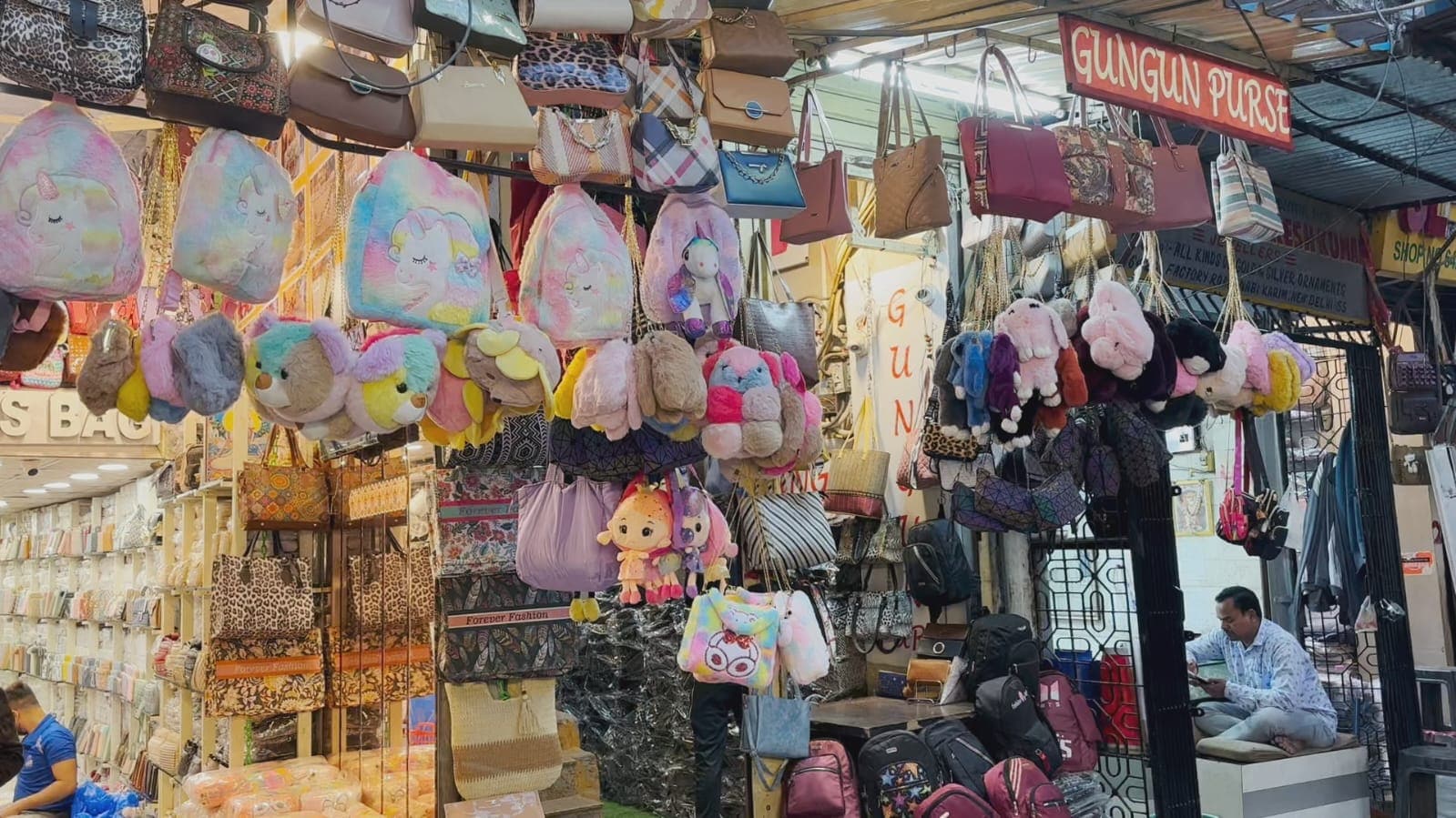 Ladies Bags Manufacturer | Ladies purse wholesale market Nabi Karim | Sadar  Bazar wholesale Market - YouTube