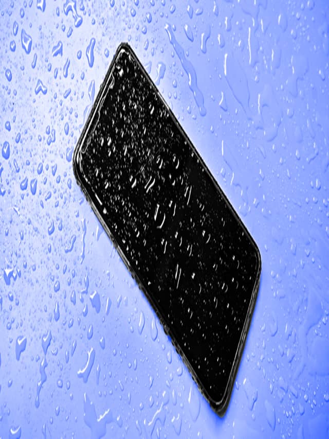 જો ફોનમાં પાણી આવી જાય તો ભૂલથી પણ ના કરો આવું કામ, નહીં તો હંમેશા માટે થઇ જશે ડેડ