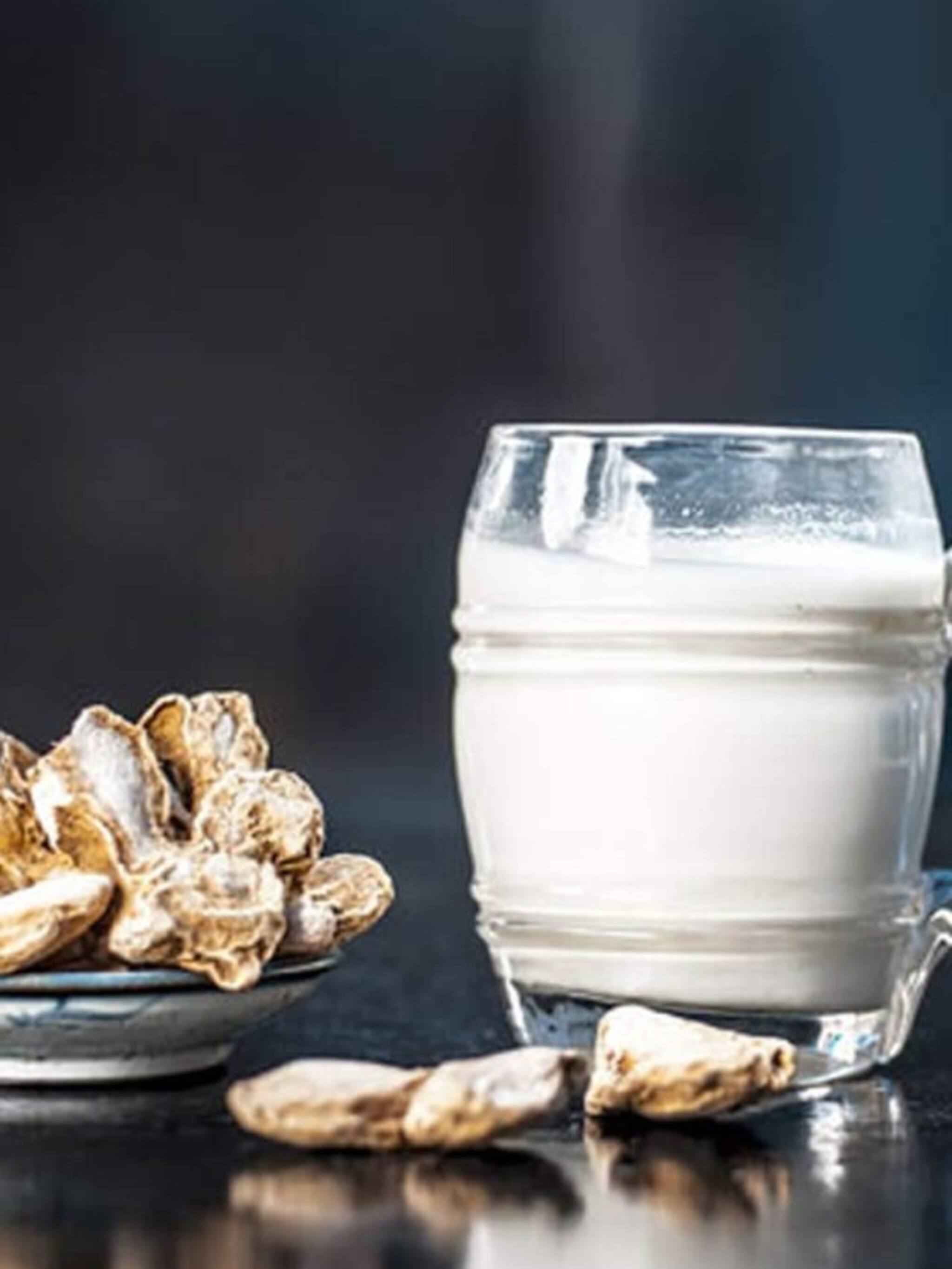 सुंठ घातलेले दूध पिण्याचे फायदे माहितीये? वाचून चकित व्हाल!