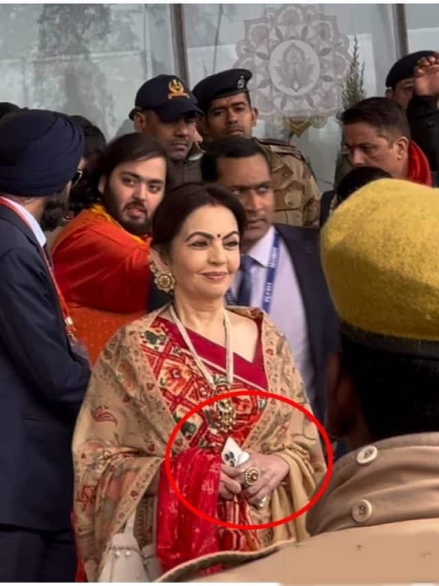 અયોધ્યામાં નીતા અંબાણીના હાથમાં જોવા મળ્યો આ ફોન, જાણો કિંમત અને ફીચર્સ?