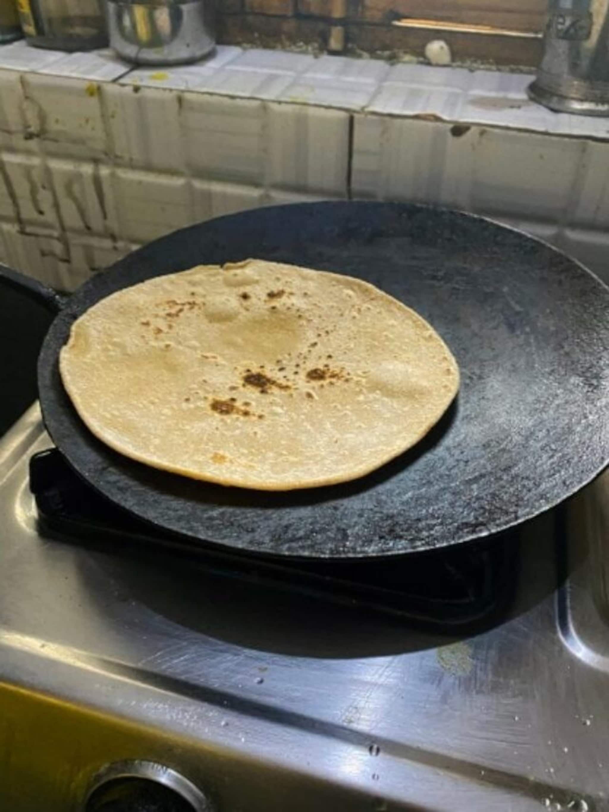 लोखंडी तवा खूप काळा झालाय? अशा पद्धतीने सहज करा स्वच्छ