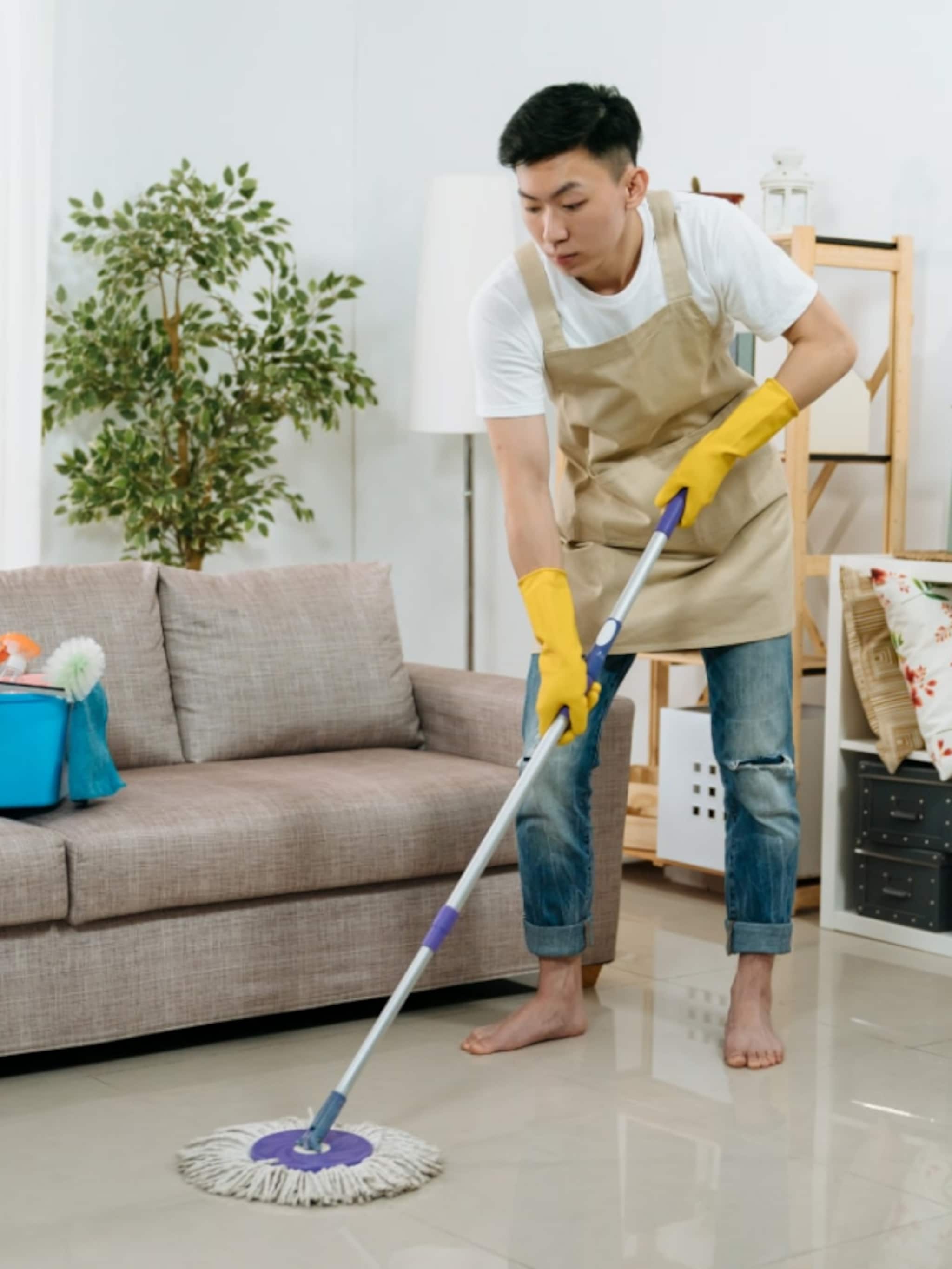 न घासता अशा प्रकारे स्वच्छ करा फरशी, घर एकदम चमकेल!