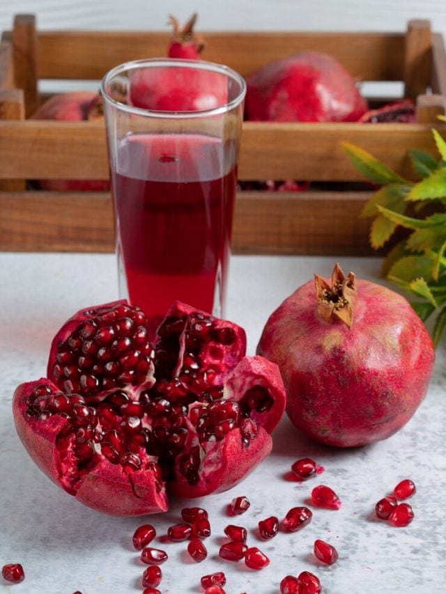 Гранатовый сок в стакане. Гранат свежий сочный. Pomegranate Juice.