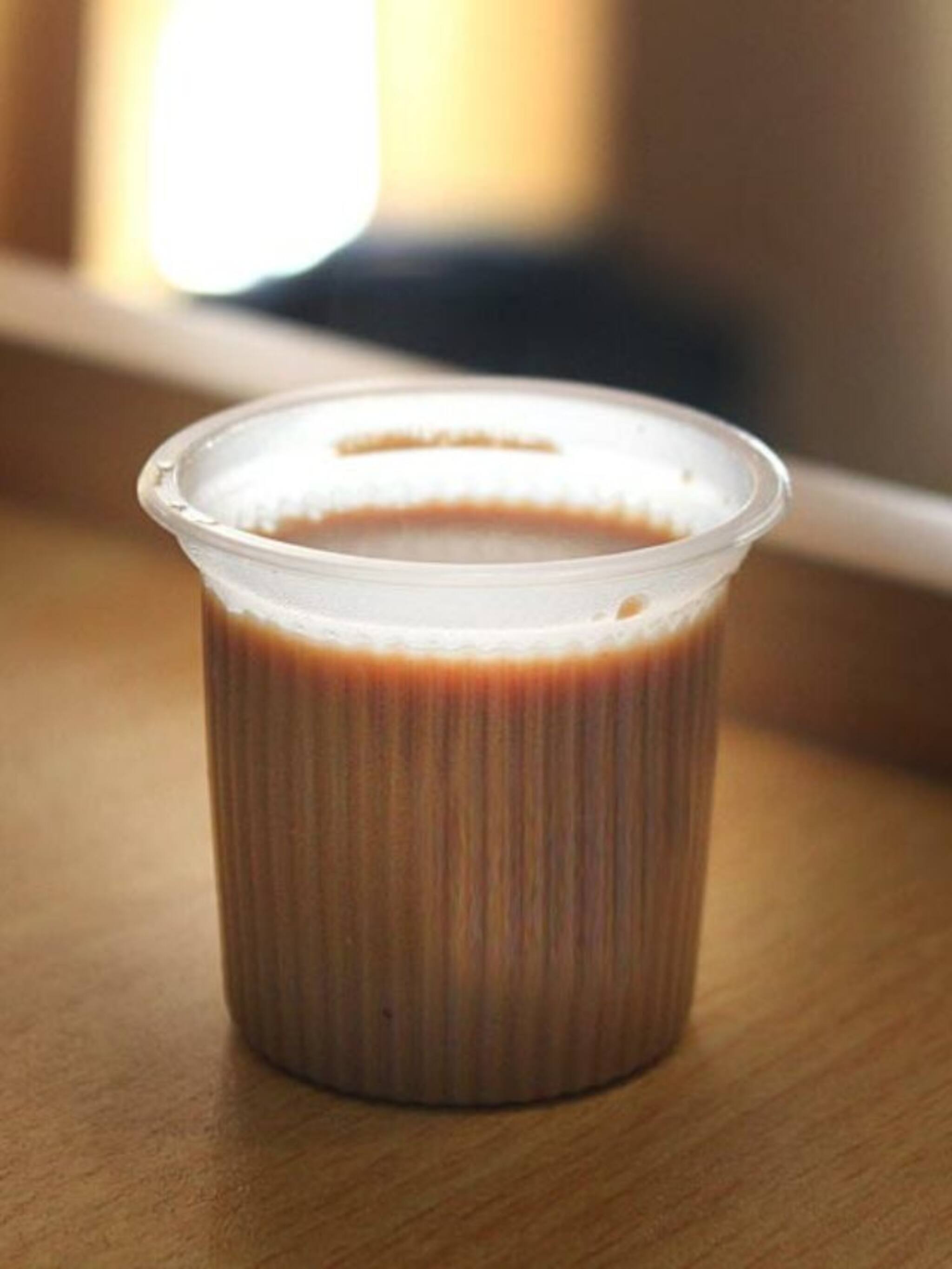 प्लास्टिक किंवा पेपर कपमधून चहा पिणे का टाळावे?