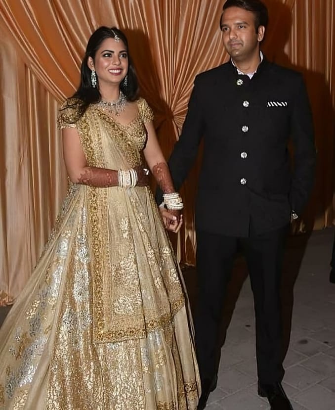 THROWBACK! When Isha Ambani Stunned The Metallic Silver Gown And A Diamond  Necklace During Her Pre-Wedding Ceremony
