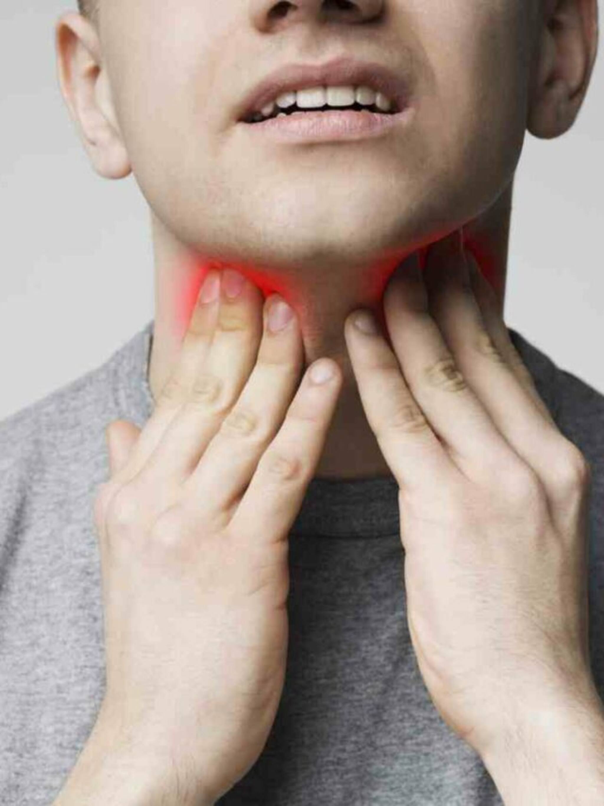 घशाचा कॅन्सर झाल्यास दिसतात ही लक्षणं, दुर्लक्ष करू नका!