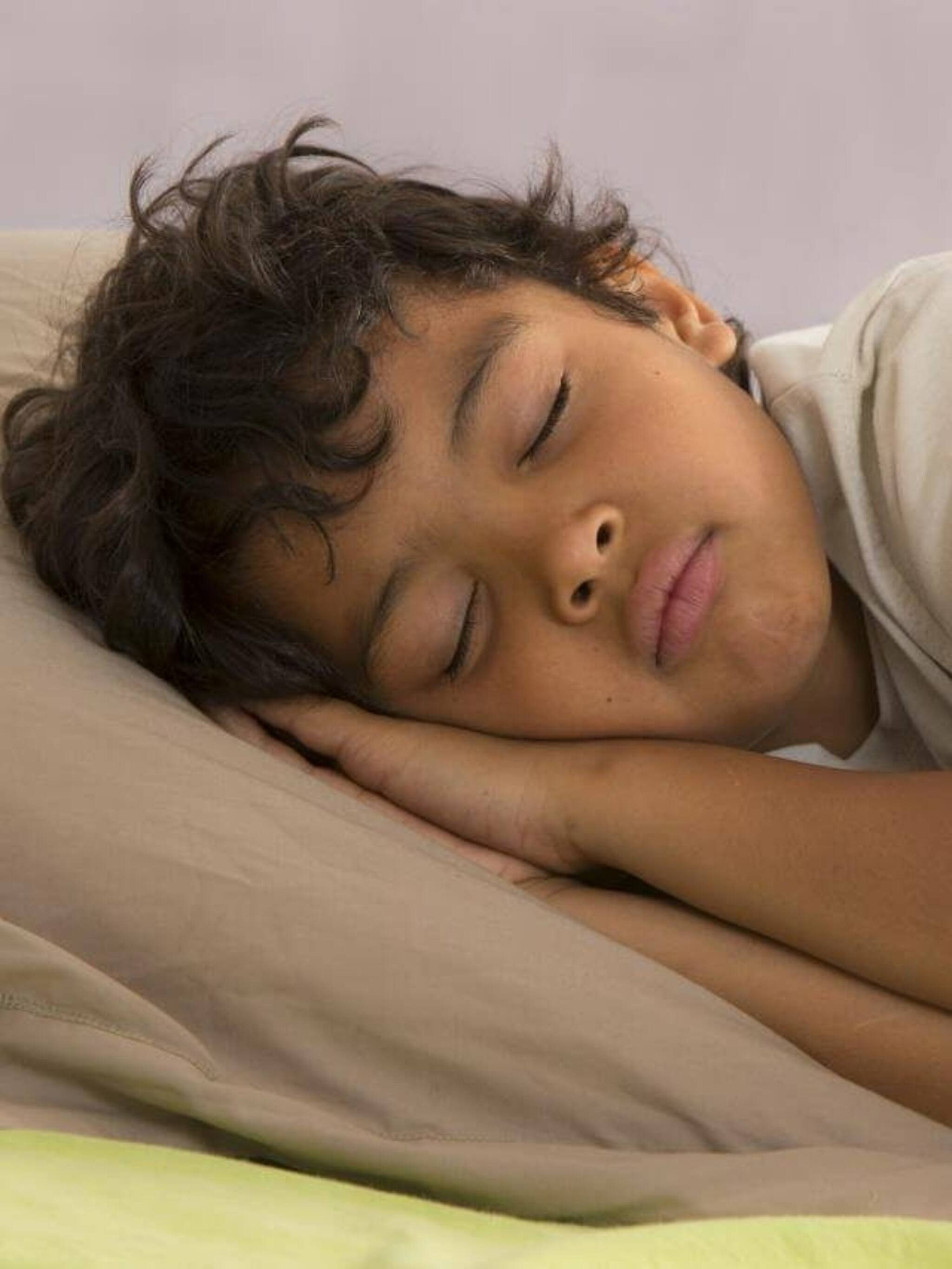 मुलांना कोणत्या वयापासून वेगळ्या खोलीत झोपवावं?